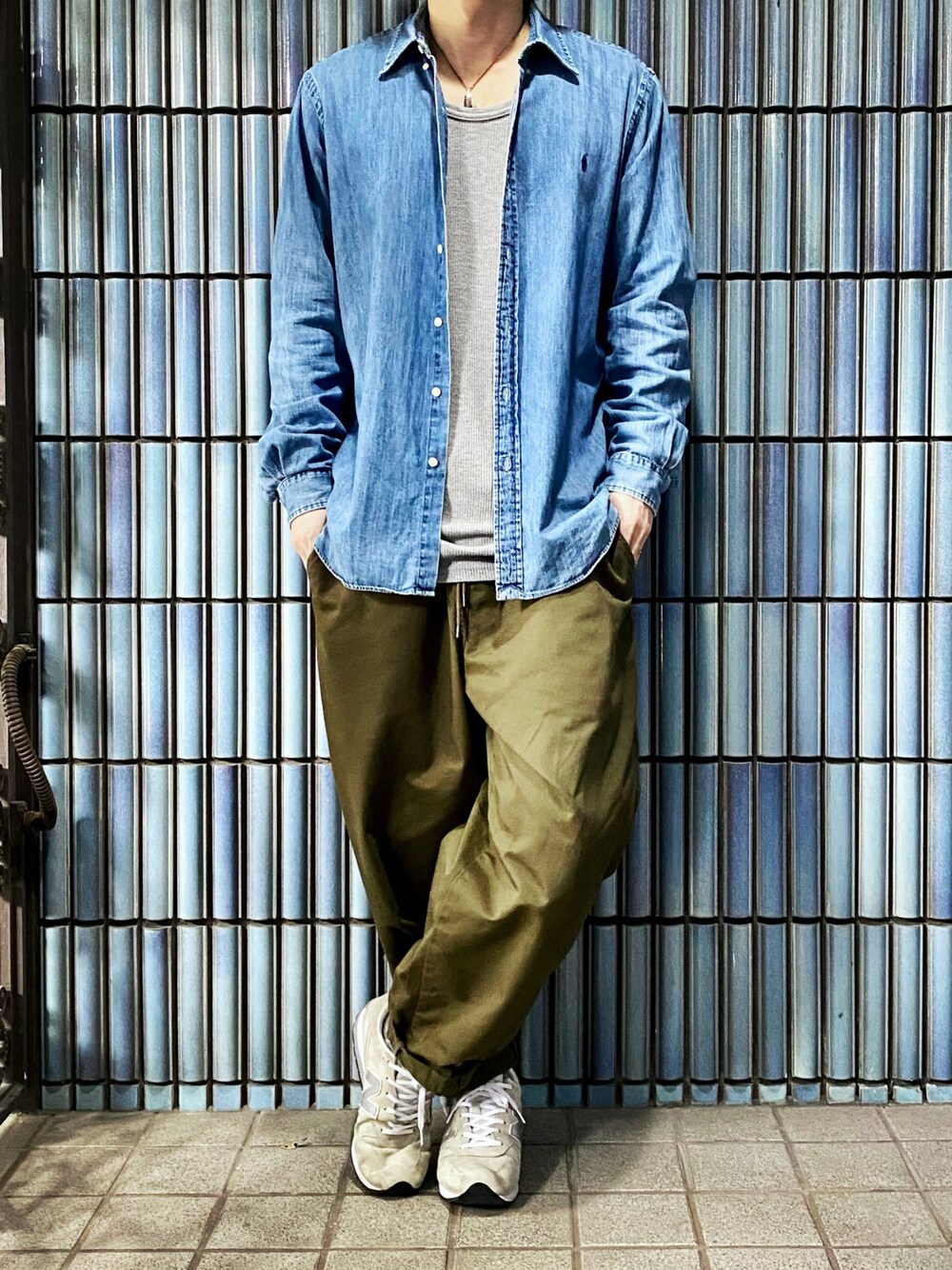 「デニムシャツ、秋のコーデ、ラルフローレン、ポロラルフローレン、ラルフローレンシャツ、ジョンブル、ジョンブル　プライベート　ラボ(Johnbull Private labo)、Johnbull Private labo、johnbull、Polo Ralph Lauren、Ralph Lauren、グリーンコーデ、グリーン、アメカジ、アメカジコーデ」｜「POLO RALPH LAURENのアイテム（シャツ/ブラウス、ブルー系）」を使った、KEITA(ΦωΦ)さん（メンズ・182cm）の秋コーディネートの1枚目の写真