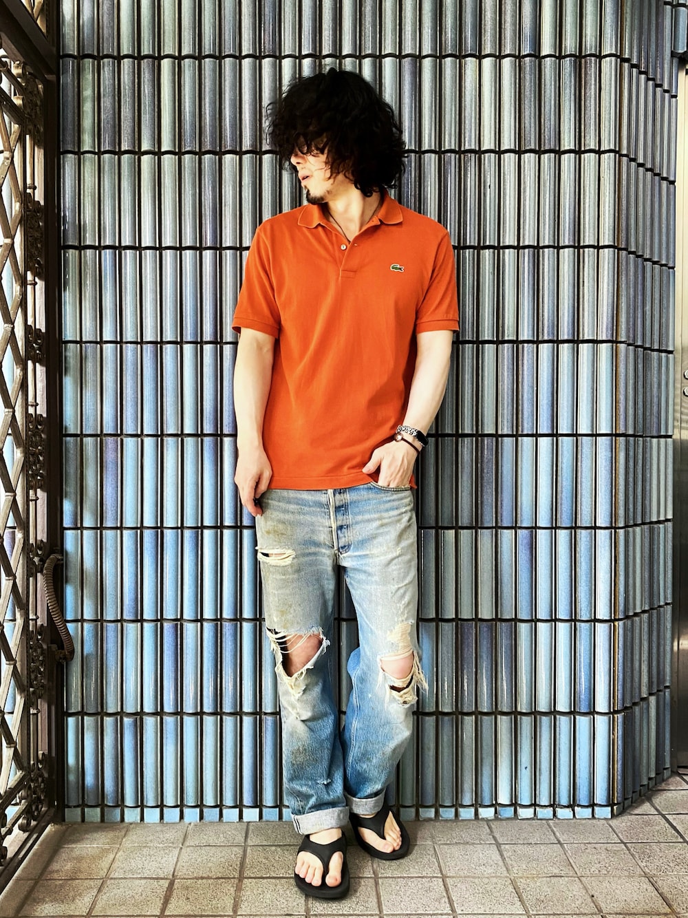 「真夏のアクティブスタイル、LACOSTE、ラコステ、ラコステ(LACOSTE)、ポロシャツ、ポロシャツコーデ、501、501xx、リーバイス、リーバイス501、ダメージデニムパンツ、ダメージジーンズ、ダメージデニム、ウーフォス、oofos」｜「LACOSTEの【LACOSTE/ラコステ】 クラッシックフィットポロ（ポロシャツ、オレンジ系）」を使った、KEITA(ΦωΦ)さん（メンズ・182cm）の夏コーディネートの1枚目の写真