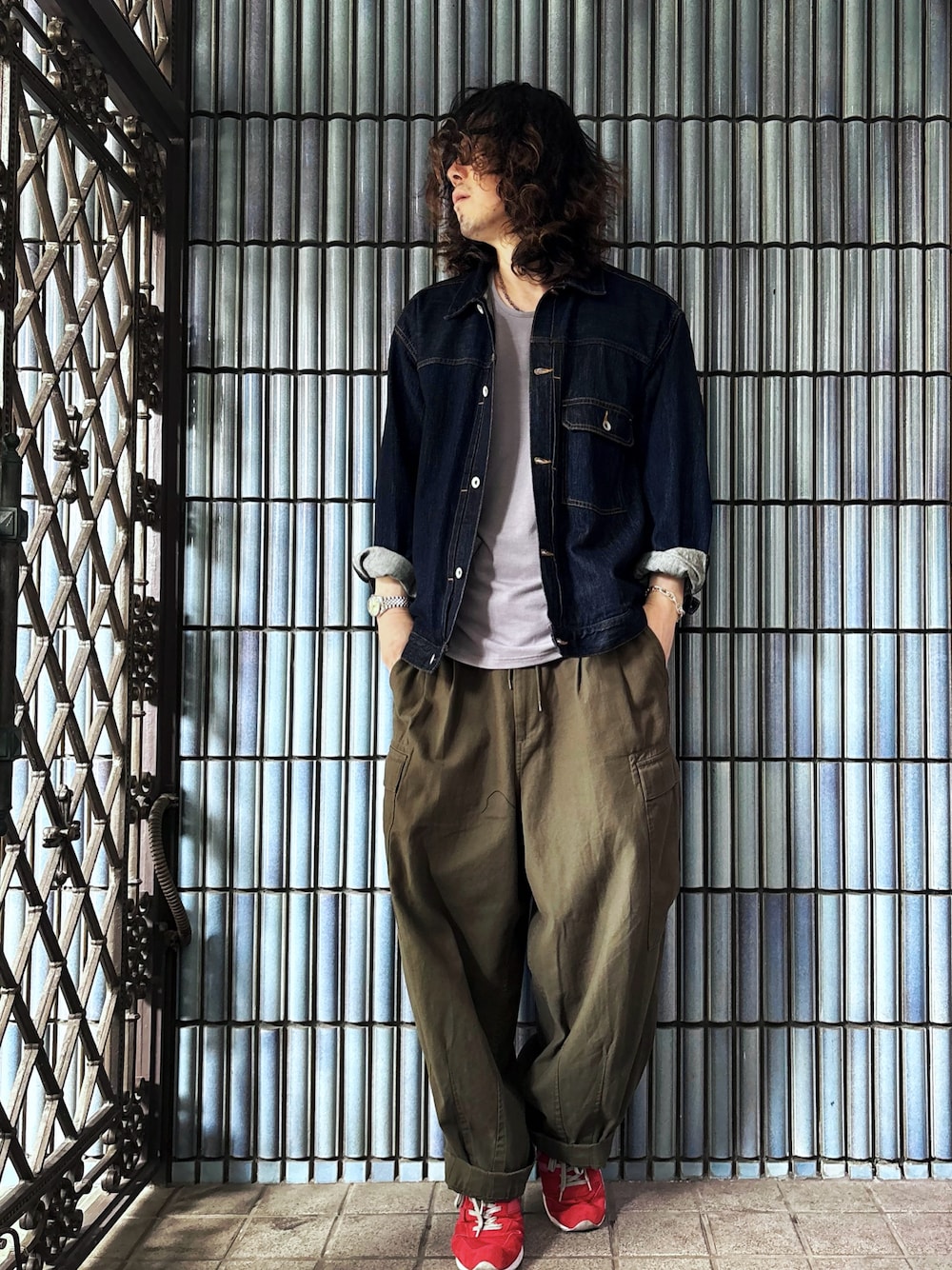 「最近のいい感じコーデ、古着MIX、デニムジャケット、ジージャン、Gジャン、カーゴパンツ、カーゴパンツコーデ、ヒザデルパンツ、アメカジ、アメカジコーデ、赤スニーカー、ミリタリーパンツ、デニムコーデ、アダムエロペ(ADAM ET ROPE')、アダムエロペ」｜「ADAM ET ROPE'の【コットンUSA】ビッグシルエット ドライタッチ デニムジャケット/UNISEX（デニムジャケット、ブルー系）」を使った、KEITA(ΦωΦ)さん（メンズ・182cm）の春コーディネートの1枚目の写真