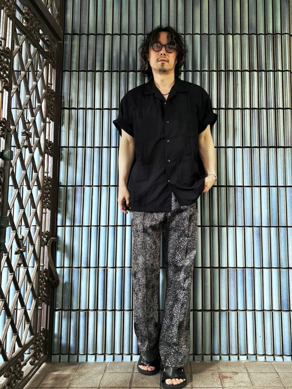 ブラック系のサンダル、ブラック系のシャツ/ブラウス、グレー系のその他パンツを着用したメンズの夏コーディネートの1枚目の写真