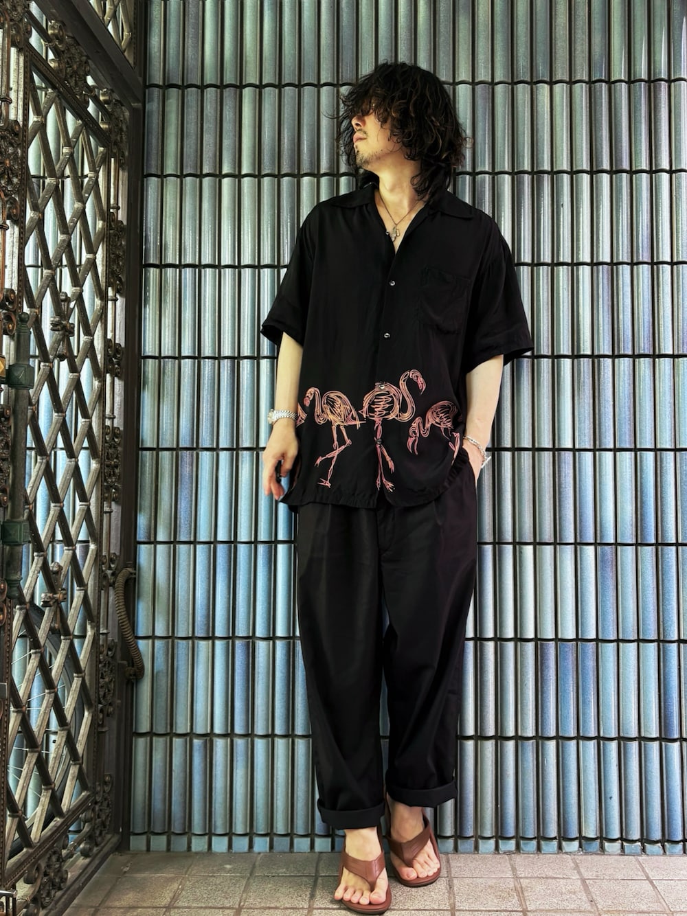 ブラック系のその他パンツ、ブラウン系のサンダル、ブラック系のシャツ/ブラウスを着用したメンズの夏コーディネートの1枚目の写真