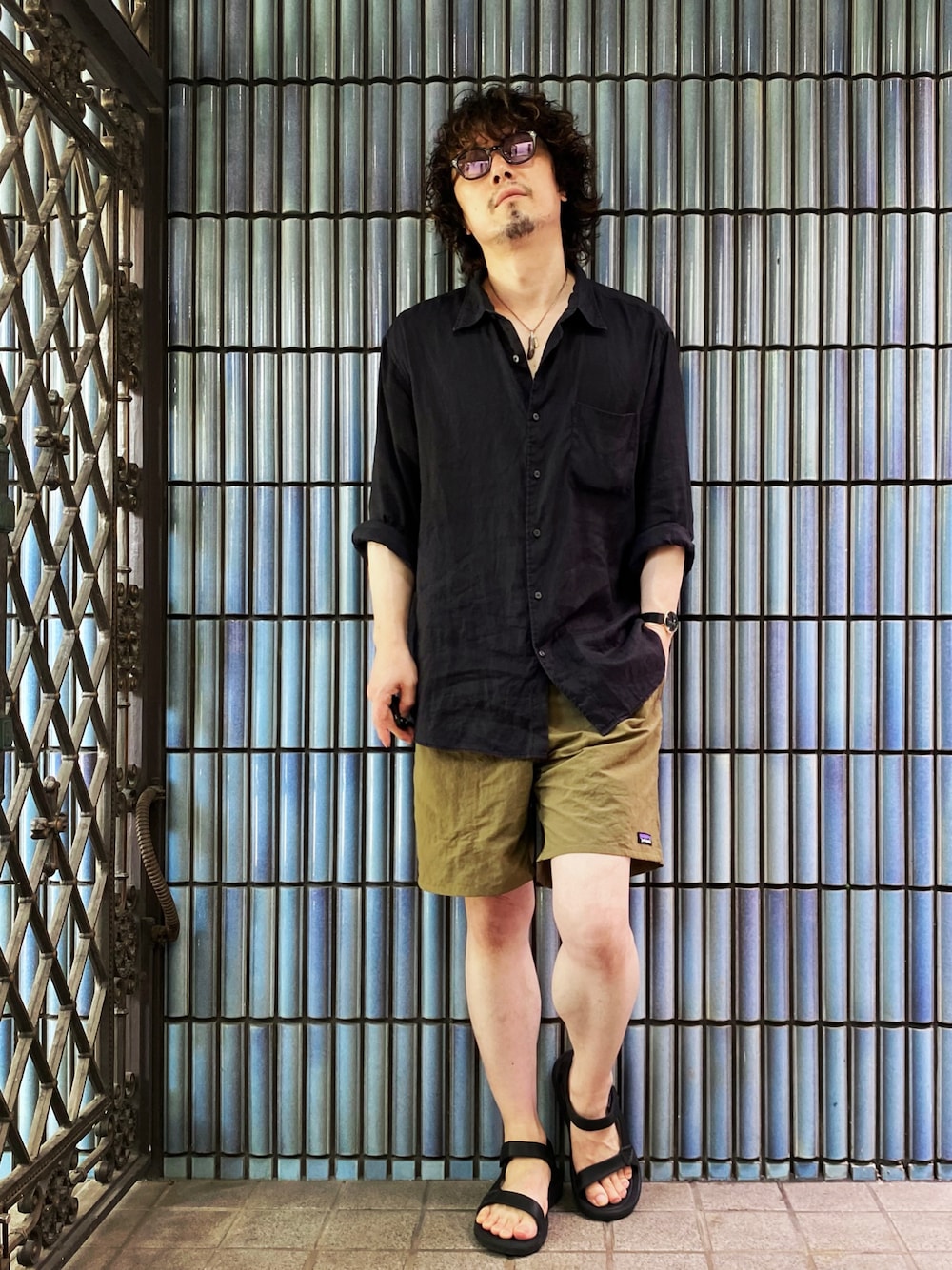 「パタゴニア、patagonia、Patagonia / バギーズ ショーツ、バギーズショーツ、バギーズロング、ハーフパンツ、ハーフパンツコーデ、ショートパンツ、ショーツ、ショーツスタイル、teva、アウトドアスタイル、フェススタイル、半ズボン、半パン」｜「UNIQLOのプレミアムリネンシャツ（長袖）（シャツ/ブラウス、ブラック系）」を使った、KEITA(ΦωΦ)さん（メンズ・182cm）の秋コーディネートの1枚目の写真