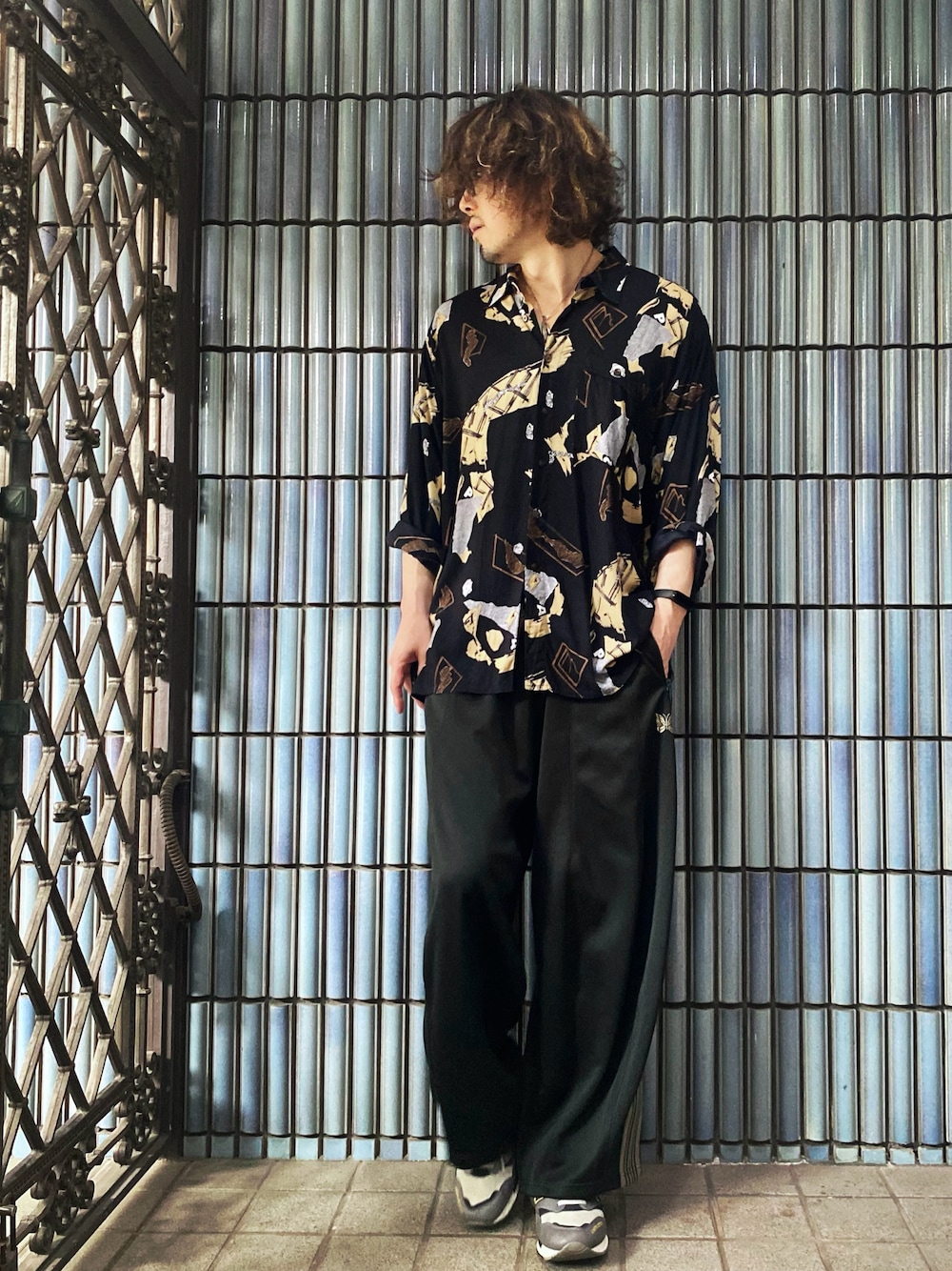 「モノトーン、シャツ好き集まれ、柄シャツ、ヒザデルパンツ、ヒザデルトラック、トラックパンツ、ニードルス、ニードルストラックパンツ、ニードルズ、NEEDLES、needles トラックパンツ、ヨーロッパ古着、古着MIX、古着、古着コーデ」｜「Camargueのアイテム（シャツ/ブラウス、ブラック系）」を使った、KEITA(ΦωΦ)さん（メンズ・182cm）の夏コーディネートの1枚目の写真