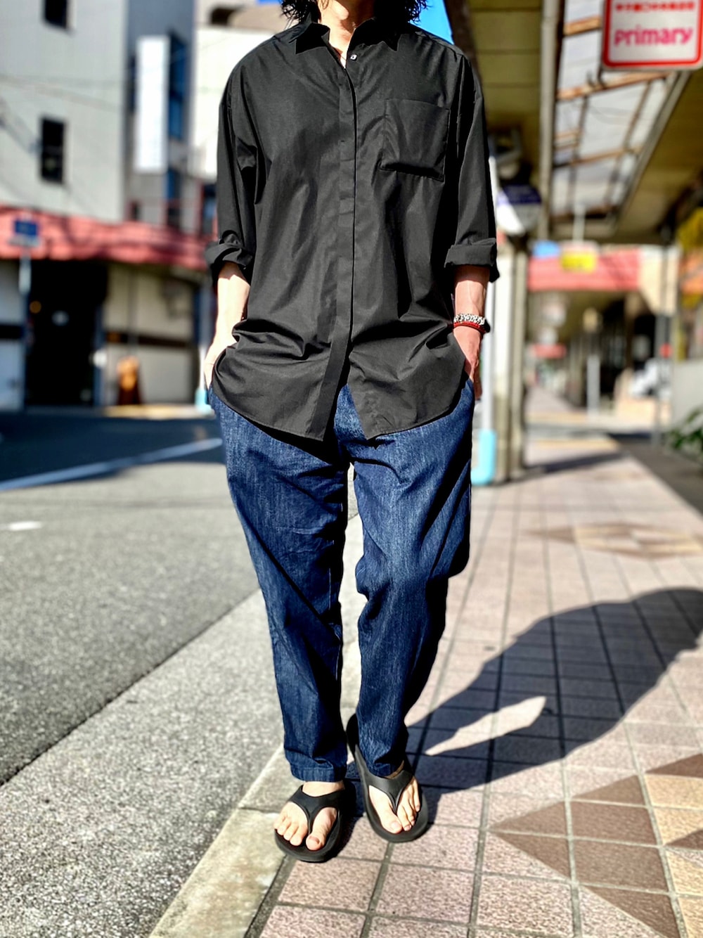 「ビッグシルエット、ロングシャツ、オーバーサイズ、GU、ワイドパンツ、きれいめカジュアル、黒シャツ、シャツスタイル、ワイドデニム、GUコーデ、オーバーサイズシャツ、シェフパンツ、oofos、ウーフォス、プチプラ」｜「GUのアイテム（シャツ/ブラウス、ブラック系）」を使った、KEITA(ΦωΦ)さん（メンズ・182cm）の秋コーディネートの1枚目の写真