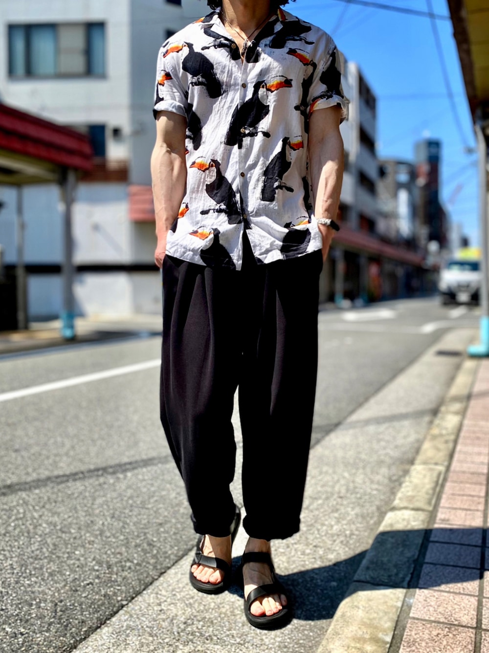 その他のシャツ/ブラウス、ブラック系のスウェットパンツ、ブルー系のシューズを着用したメンズの夏コーディネートの1枚目の写真