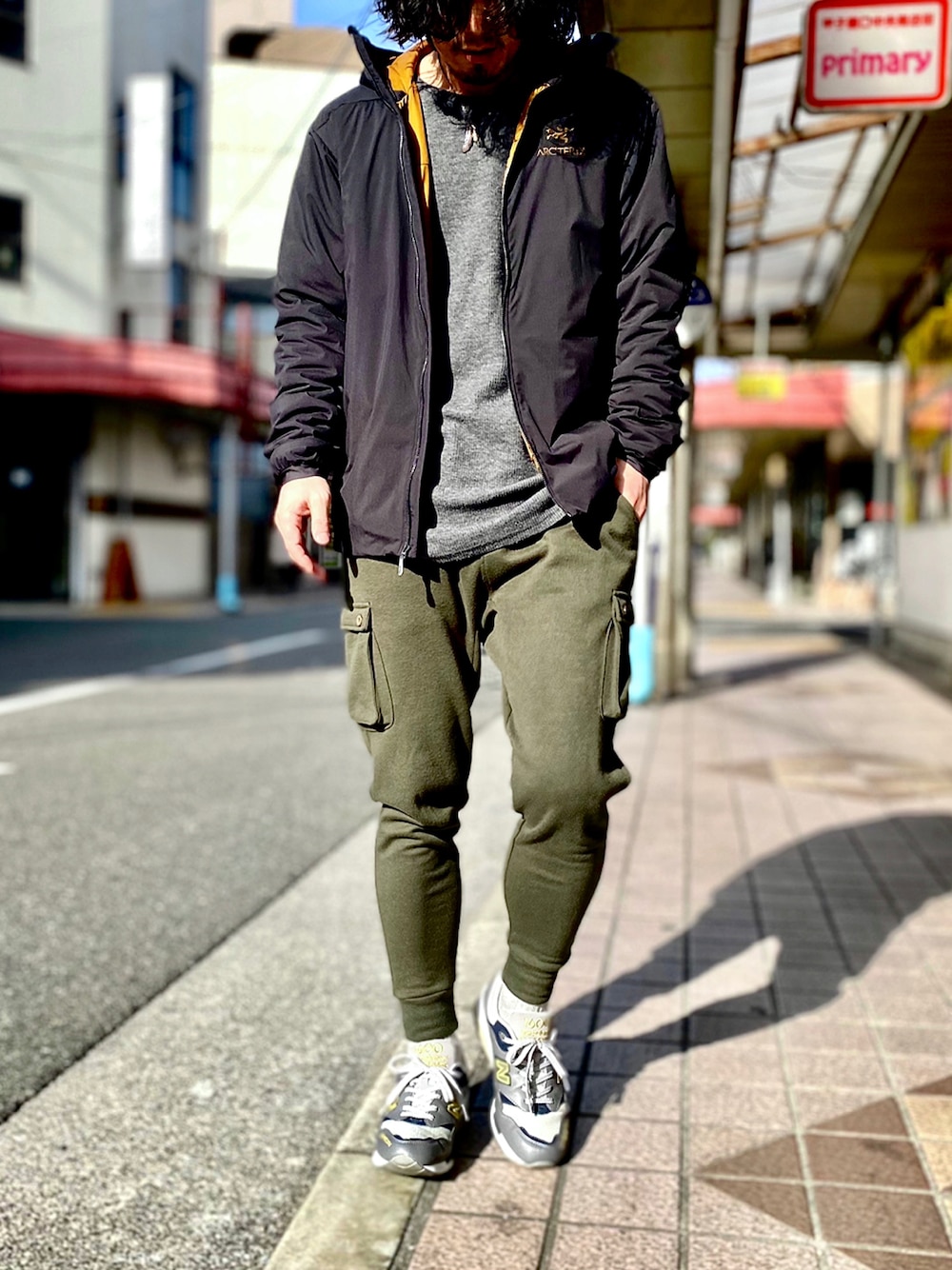「ARC'TERYX、アークテリクス、atom lt hoody、MinoriTY、MONO-MART、newbalance1600、サルエルパンツ、カーゴパンツ、ミリタリー、ミリタリーパンツ、ニューバランス1600、プリマロフト、military、ジョカーパンツ、New Balance」｜「ARC'TERYXの【国内流通限定】ARC'TERYX / ATOM LT HOODY 24K BLACK（ダウンジャケット/コート、ブラック系）」を使った、KEITA(ΦωΦ)さん（メンズ・182cm）の春コーディネートの1枚目の写真