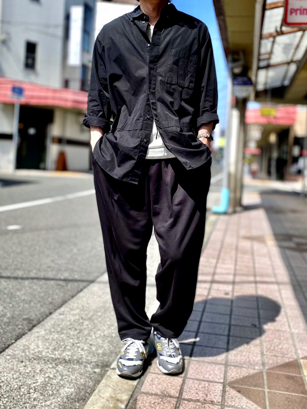 「スウェットギャザーパンツ、+J、plusj、プラスJ、UNIQLO U、ユニクロU、ユニクロ+J、モノトーン、モノトーンコーデ、休日スタイル、シャツスタイル、スーピマコットンオーバーサイズシャツ、ジルサンダー、JILSANDER、オーバーサイズシャツ」｜「UNIQLOのスーピマコットン オーバーサイズシャツ(長袖)（シャツ/ブラウス、ブラック系）」を使った、KEITA(ΦωΦ)さん（メンズ・182cm）の春コーディネートの1枚目の写真
