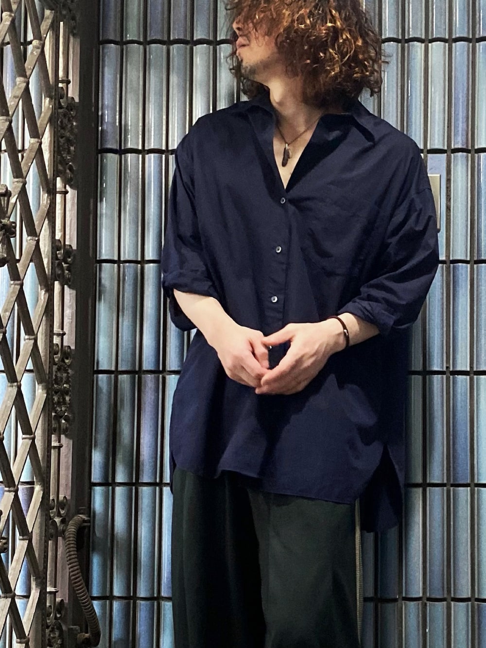 「ニードルス、ニードルズ、NEEDLES、needles トラックパンツ、Nepenthes、ネペンテス、トラックパンツ、ラインパンツ、ヒザデルパンツ、ヒザデルトラック、ジャージ、ジャージーパンツ、スウェット、スウェットパンツ、スポーツミックス」｜「UNIQLOのエクストラファインコットンオーバーサイズロングシャツ（長袖）（シャツ/ブラウス、ブルー系）」を使った、KEITA(ΦωΦ)さん（メンズ・182cm）の春コーディネートの1枚目の写真