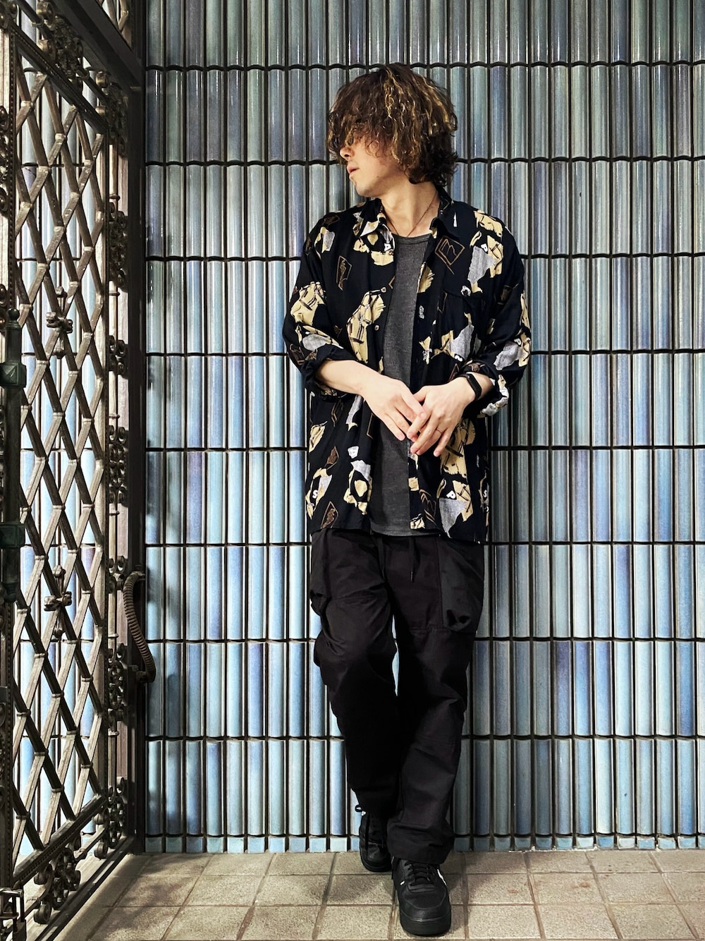 ブラック系のシャツ/ブラウス、グレー系のTシャツ/カットソー、ブラック系のカーゴパンツを着用したメンズの春コーディネートの1枚目の写真