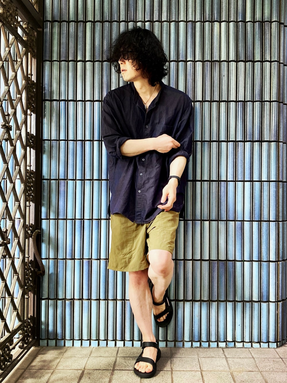「リネンシャツ、パタゴニア、パタゴニアコーデ、patagonia、ハーフパンツ、ショートパンツ、バギーズショーツ、バギーズロング、オーバーサイズシャツ、teva、30代メンズファッション、40代ファッション、30代コーデ、40代コーデ、30代ファッション」｜「UNIQLOのリネンコットンスタンドカラーシャツ（長袖）（シャツ/ブラウス、ブルー系）」を使った、KEITA(ΦωΦ)さん（メンズ・182cm）の夏コーディネートの1枚目の写真