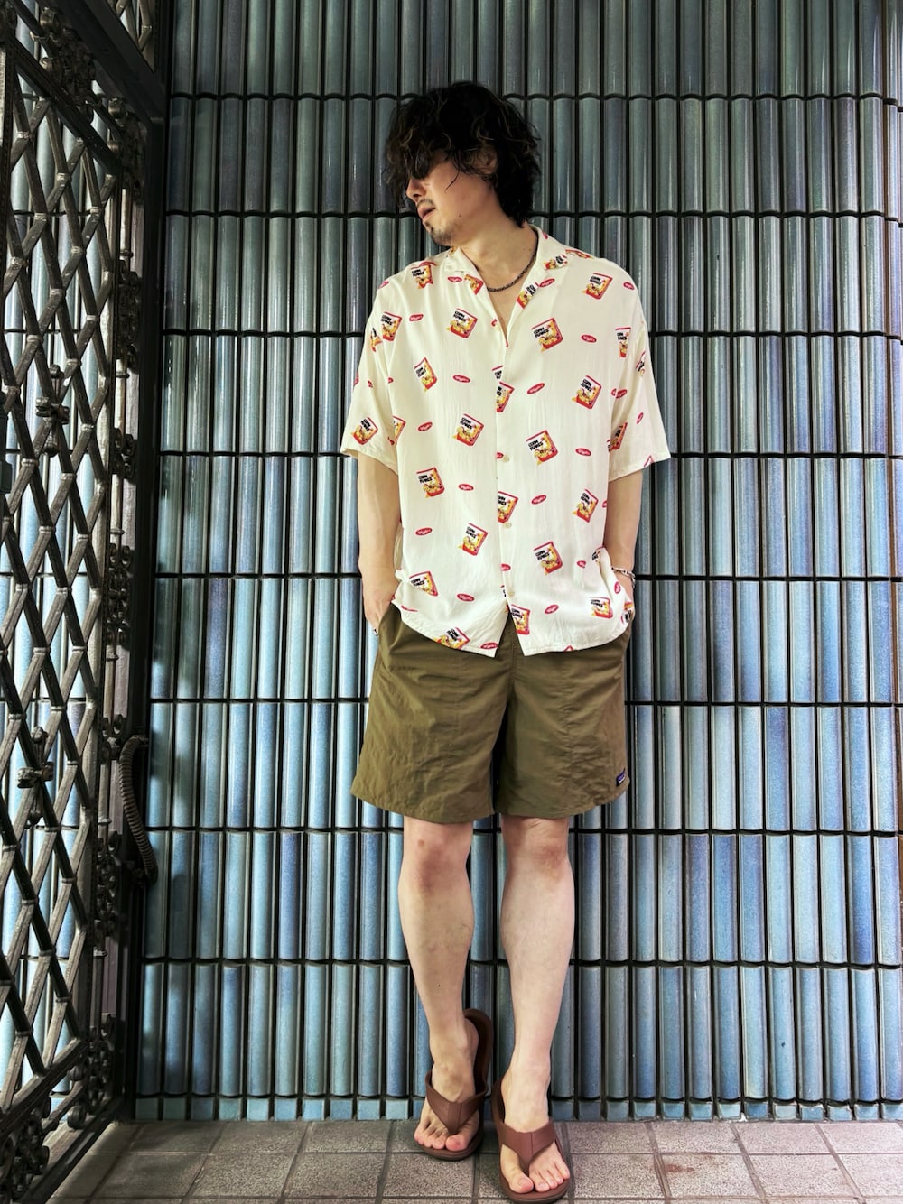 ブラウン系のサンダル、ベージュ系のその他パンツ、ホワイト系のシャツ/ブラウスを着用したメンズの秋コーディネートの1枚目の写真