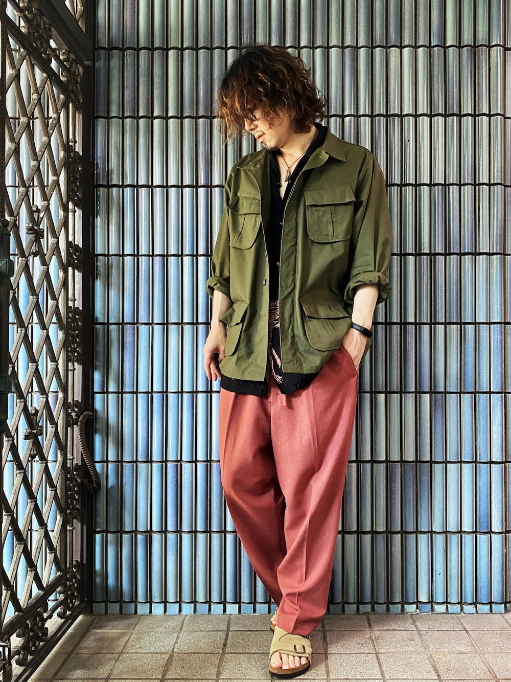 「アウトドアスタイル、ジャングルファティーグ、ファティーグジャケット、ミリタリージャケット、ミリタリーシャツ、オレンジパンツ、チューリッヒ、ビルケンシュトック、アロハシャツ、アロハシャツコーデ、アロハブロッサム、alohablossom、LEE、Lee、military」｜「SEA BEESのアイテム（ミリタリージャケット、グリーン系）」を使った、KEITA(ΦωΦ)さん（メンズ・182cm）の秋コーディネートの1枚目の写真