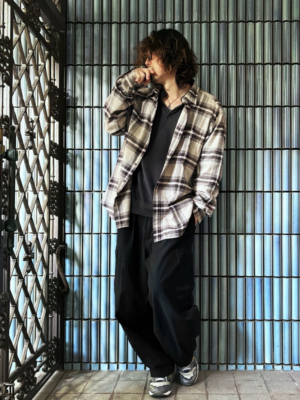 「チェックシャツ、柄シャツ、ネルシャツ、ネルシャツチェック、カーゴパンツ、カーゴパンツコーデ、JW Anderson x UNIQLO、UNIQLO JW ANDERSON、ユニクロコーデ、フリークスストア、フリークスストア(FREAK'S STORE)、FREAK’Ｓ STORE、長袖ポロシャツ、ミリタリーコーデ、淡色コーデ」｜「UNIQLOのフランネルシャツ/チェック（シャツ/ブラウス、グレー系）」を使った、KEITA(ΦωΦ)さん（メンズ・182cm）の冬コーディネートの1枚目の写真