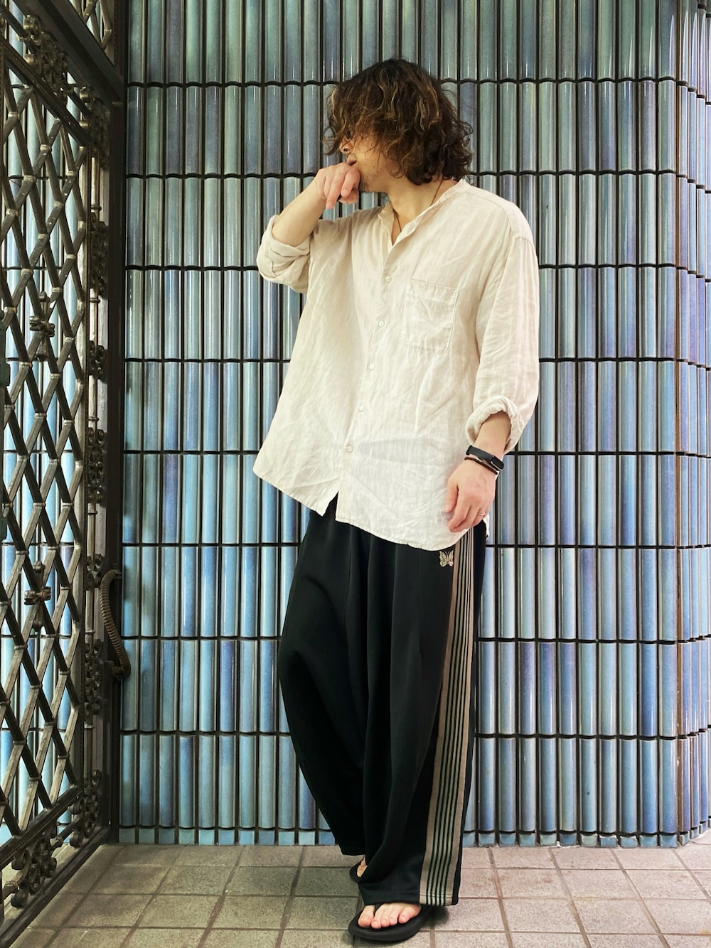 「シャツスタイル、淡色コーデ、秋服準備はじめました、リネンシャツ、白シャツ、ヒザデルパンツ、ヒザデルトラック、NEEDLES、needles トラックパンツ、ニードルス、ニードルストラックパンツ、ニードルズ、トラックパンツ、トラックパンツコーデ、スポーツミックス」｜「UNIQLOのプレミアムリネンスタンドカラーシャツ(長袖)（シャツ/ブラウス、ベージュ系）」を使った、KEITA(ΦωΦ)さん（メンズ・182cm）の夏コーディネートの1枚目の写真