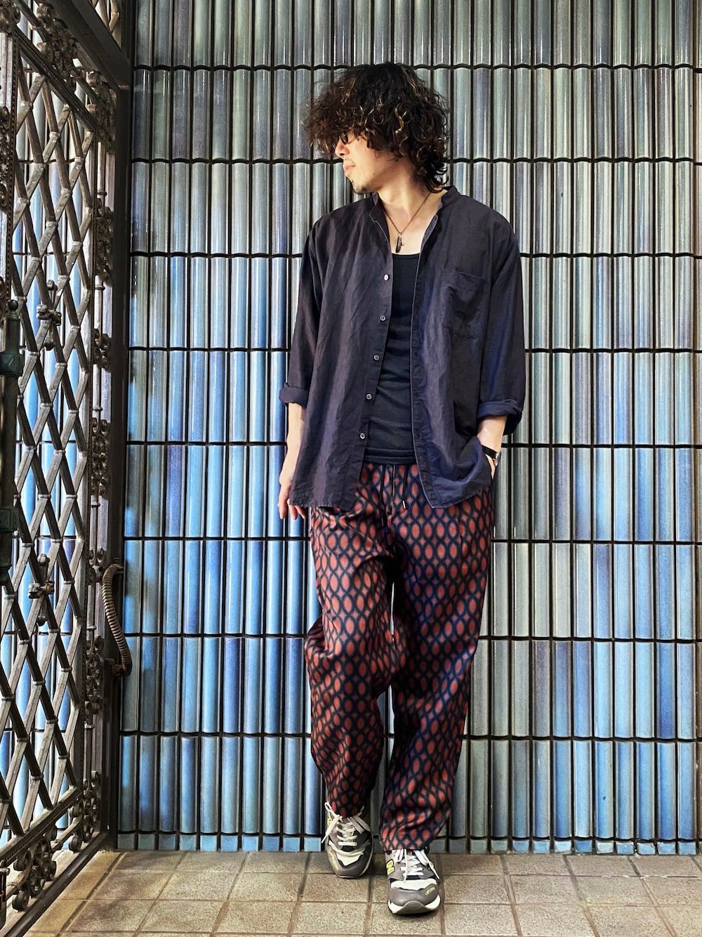 「ファッションを楽しもう、柄パンツ、プリントパンツ、ナノユニバース、nano・universe、ネイビー、ネイビーコーデ、シェフパンツ、ワイドパンツ、ニューバランス996、996、スタンドカラー、スタンドカラーシャツ、バンドカラーシャツ、リネンシャツ」｜「UNIQLOのリネンコットンスタンドカラーシャツ（長袖）（シャツ/ブラウス、ブルー系）」を使った、KEITA(ΦωΦ)さん（メンズ・182cm）の秋コーディネートの1枚目の写真