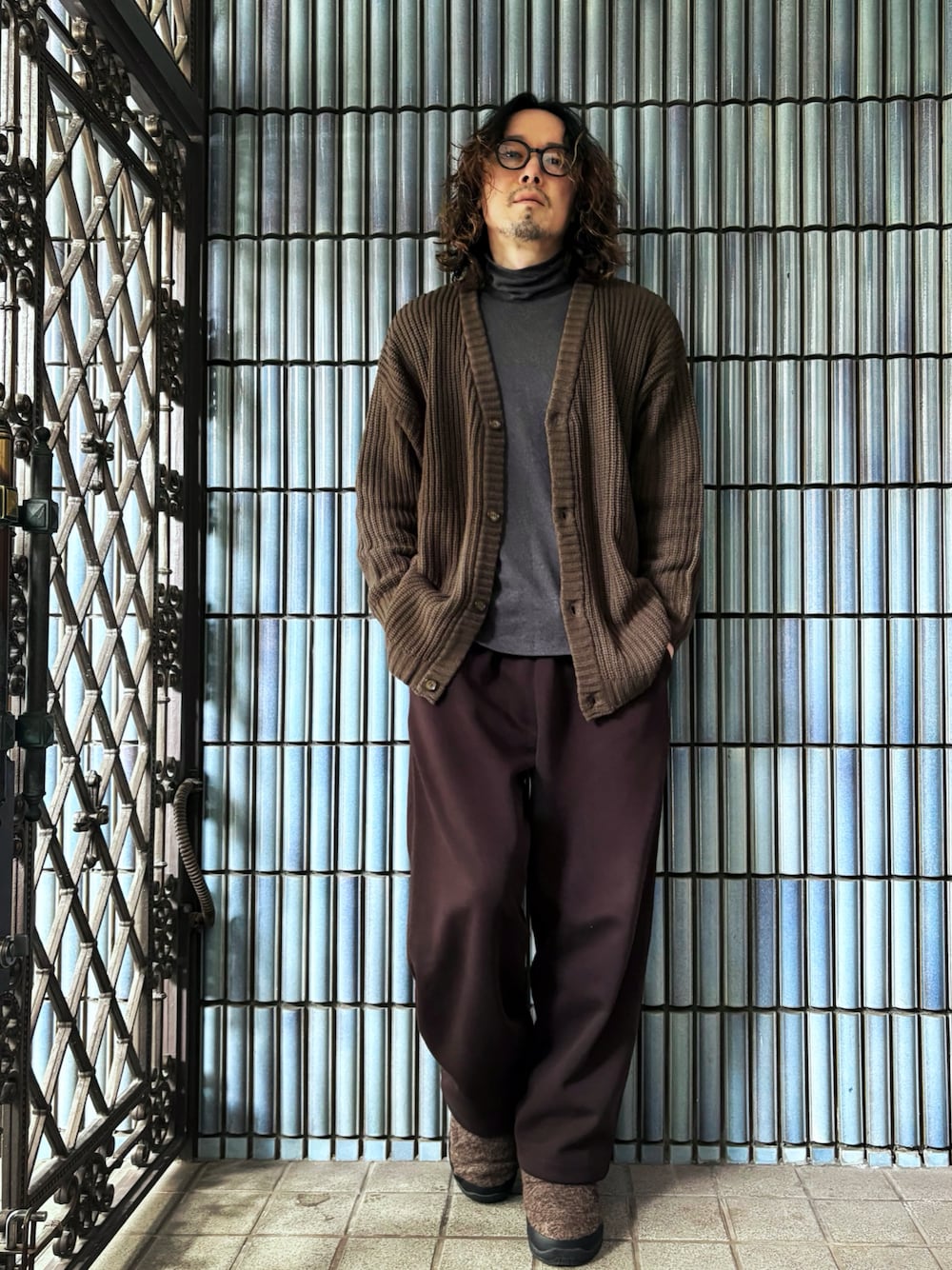 「レイヤードスタイル、チョコ色に染まれ、バレンタイン、バレンタインデートスタイル、バレンタインコーデ、EMMA  CLOTHES、エマクローズ、UNIQLO C、ユニクロシー、ユニクロC、タックワイドパンツ、スウェットパンツ、スウェットコーデ、タートルネック、タートルネックニット」｜「EMMA CLOTHESの5G畦編みボリュームニット ルーズカーディガン EMMA CLOTHES（カーディガン/ボレロ、ブラウン系）」を使った、KEITA(ΦωΦ)さん（メンズ・182cm）の冬コーディネートの1枚目の写真
