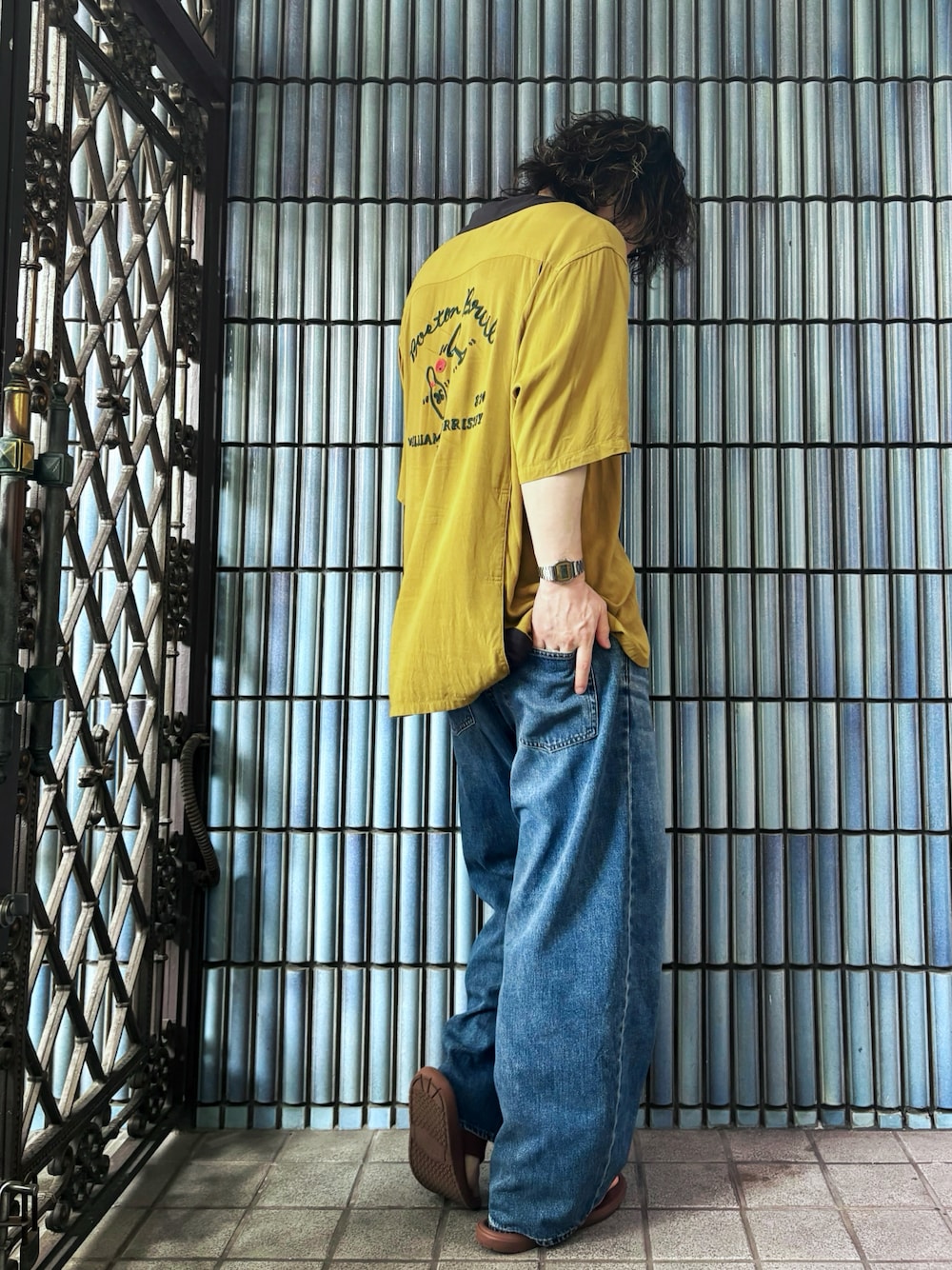 ブラウン系のサンダル、イエロー系のシャツ/ブラウス、ブルー系のデニムパンツを着用したメンズの夏コーディネートの1枚目の写真