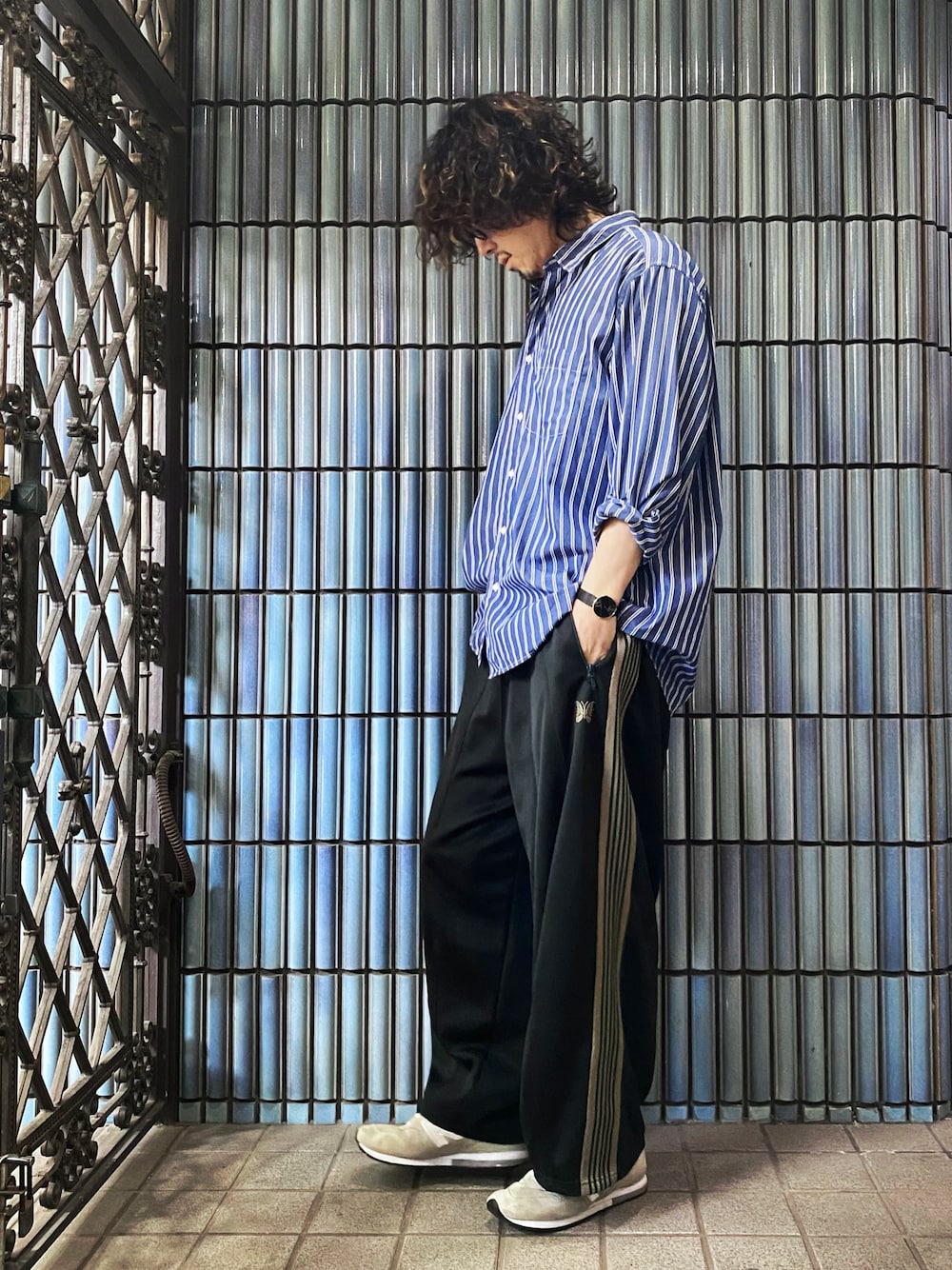 「ファッションを楽しもう、ストライプシャツ、ニードルズ、ニードルス、ニードルストラックパンツ、NEEDLES、needles トラックパンツ、Needles ニードルズ、trackpants、トラックパンツ、ラインパンツ、ヒザデルパンツ、ヒザデルトラック、ロンドンストライプ、スポーツミックス」｜「UNIQLOのエクストラファインコットンブロードストライプシャツ（レギュラーカラー・長袖）（シャツ/ブラウス、ブルー系）」を使った、KEITA(ΦωΦ)さん（メンズ・182cm）の秋コーディネートの1枚目の写真