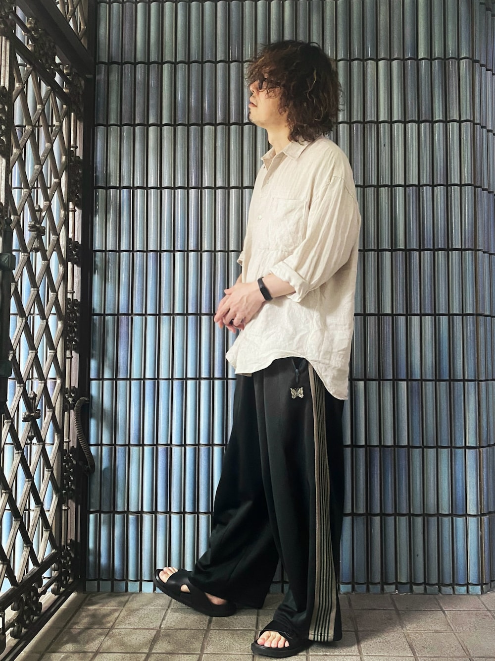 「アウトドアスタイル、秋っぽコーデ更新中、ヒザデルパンツ、ニードルス、ニードルズ、NEEDLES、needles トラックパンツ、ヒザデルトラック、リネンシャツ、フリークスストア、フリークスストア(FREAK'S STORE)、FREAK’Ｓ STORE、白シャツ、グリーンパンツ、シャツスタイル」｜「FREAK'S STOREの▽Herdmans/ハードマンズ  リネンビッグシャツ/ビッグシルエット シャツ（シャツ/ブラウス、ベージュ系）」を使った、KEITA(ΦωΦ)さん（メンズ・182cm）の秋コーディネートの1枚目の写真