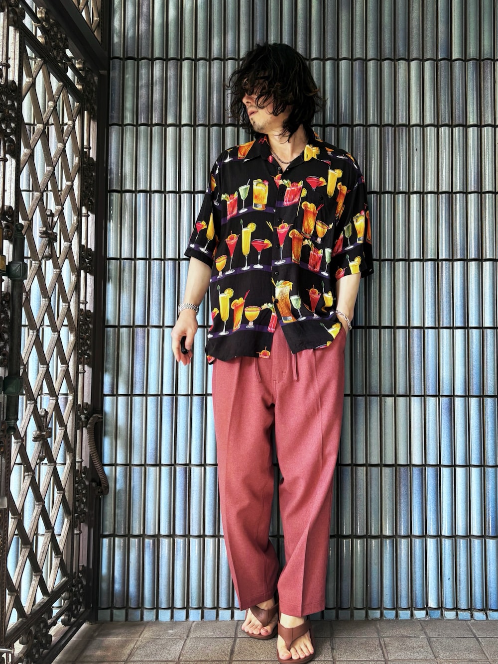 ブラウン系のサンダル、レッド系のデニムパンツ、その他のシャツ/ブラウスを着用したメンズの秋コーディネートの1枚目の写真