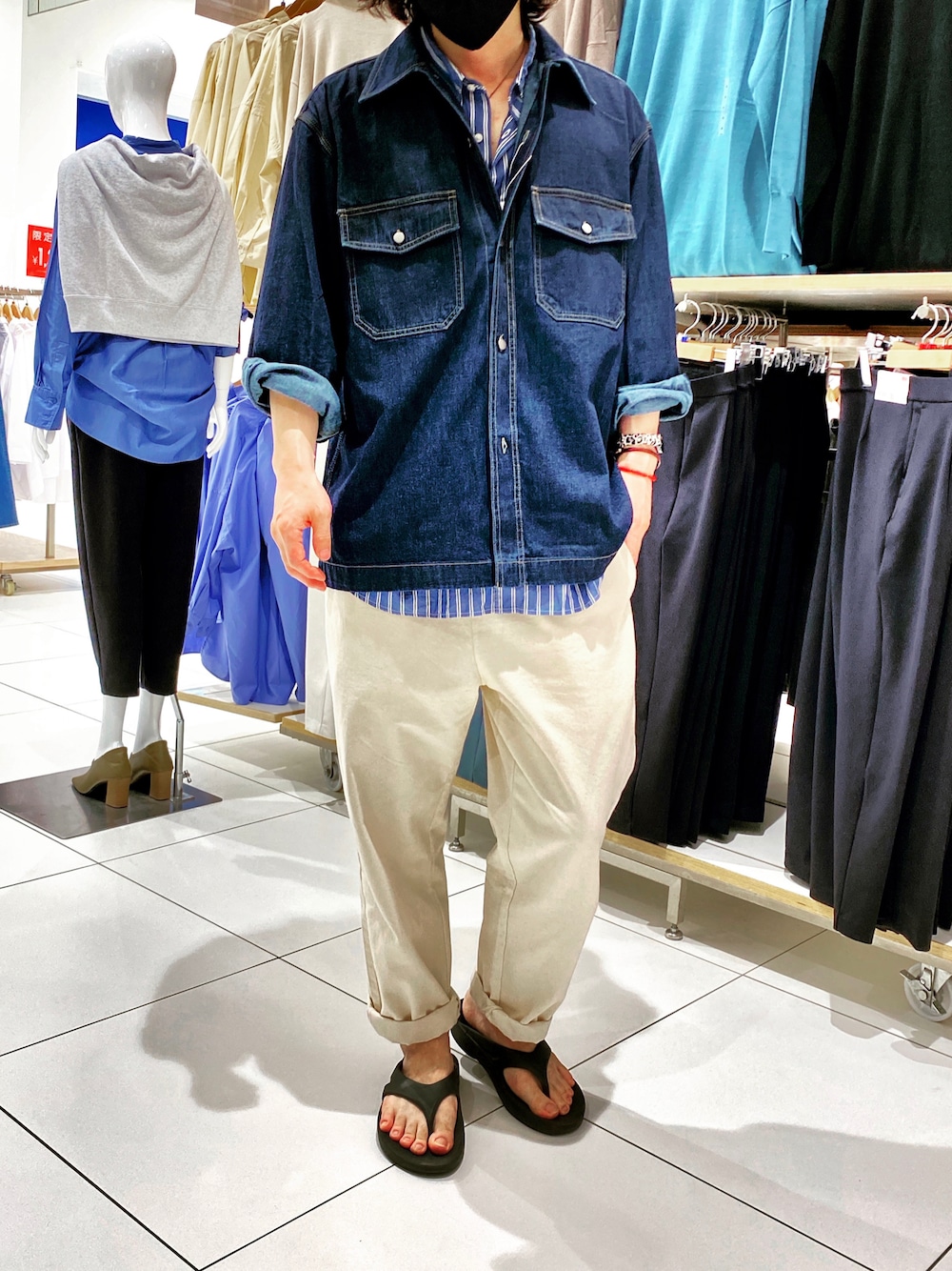 「デニムジャケット、デニムシャツ、デニムオンデニム、デニムコーデ、UNIQLO U、ユニクロU、ユニクロユー、デニムオーバーサイズシャツ、ストライプシャツ、ホワイトデニム、白パンツ、ブルー x ホワイト、ユニクロコーデ、oofos、ビーチサンダル」｜「UNIQLOのデニムオーバーサイズシャツ（デニムジャケット、ブルー系）」を使った、KEITA(ΦωΦ)さん（メンズ・182cm）の秋コーディネートの1枚目の写真