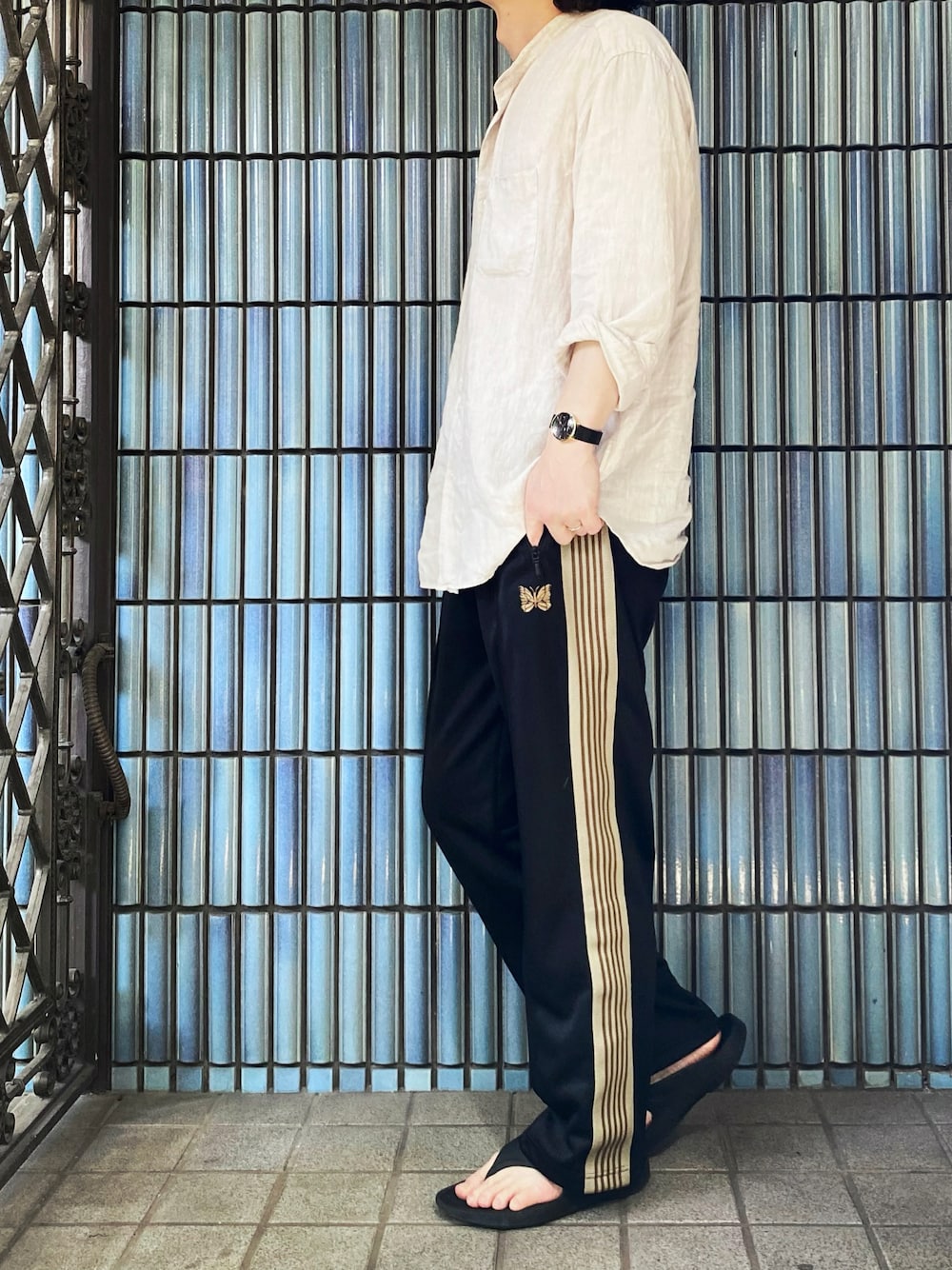 「NEEDLES、needles トラックパンツ、ニードルズ、ニードルス、トラックパンツ、トラックパンツコーデ、ラインパンツ、oofos、ウーフォス、リネンシャツ、白シャツ、ホワイトシャツ、プレミアムリネンシャツ、ジャーナルスタンダード、Nordgreen」｜「UNIQLOのプレミアムリネンスタンドカラーシャツ(長袖)（シャツ/ブラウス、ベージュ系）」を使った、KEITA(ΦωΦ)さん（メンズ・182cm）の夏コーディネートの1枚目の写真
