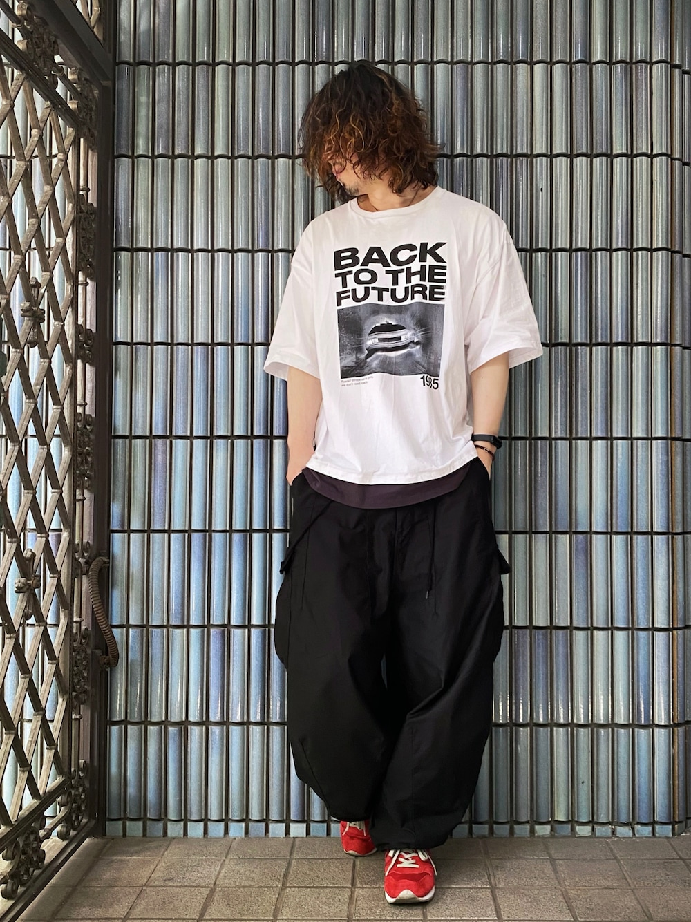 「グラニフ、graniph、バックトゥザフューチャー、back to the future、NEEDLES、ニードルス、ニードルズ、ヒザデルパンツ、カーゴパンツ、カーゴパンツコーデ、ワイドカーゴパンツ、赤スニーカー、バンドT、プリントT、オーバーサイズＴ」｜「Design Tshirts Store graniphのアイテム（Tシャツ/カットソー、ホワイト系）」を使った、KEITA(ΦωΦ)さん（メンズ・182cm）の夏コーディネートの1枚目の写真