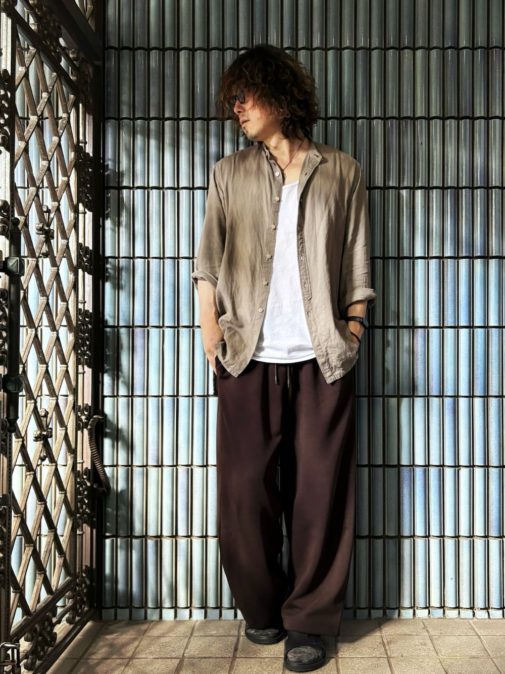 「古着MIX、日常に魔法を、ベージュコーデ、ブラウンコーデ、UNIQLOC、ユニクロC、ワイドパンツ、スウェットワイドパンツ、リネンシャツ、ワイドスラックス、レイジブルー、レイジブルー(RAGEBLUE)、RAGEBLUE、秋コーデ、秋服準備はじめました」｜「RAGEBLUEのリネン混ロングシャツ/876019（シャツ/ブラウス、グリーン系）」を使った、KEITA(ΦωΦ)さん（メンズ・182cm）の秋コーディネートの1枚目の写真