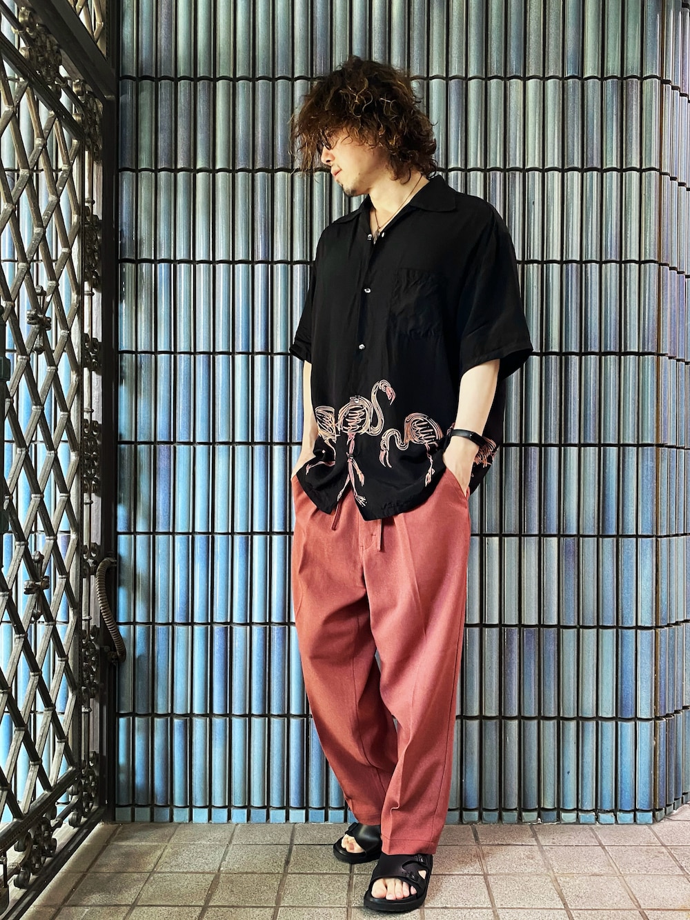 「秋っぽコーデ更新中、めがね、メガネ男子、アロハシャツ、アロハシャツコーデ、アロハブロッサム、alohablossom、フラミンゴ、フラミンゴ柄、LEE、ピンクパンツ、ピンクコーデ、柄シャツ、sublime、リゾートスタイル」｜「aloha blossomのアイテム（シャツ/ブラウス、ブラック系）」を使った、KEITA(ΦωΦ)さん（メンズ・182cm）の秋コーディネートの1枚目の写真