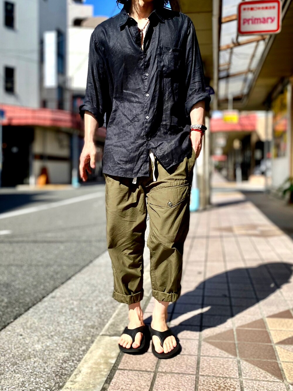 「リネンシャツ、カーゴパンツ、ミリタリーパンツ、ミリタリーコーデ、military、m47、M-47、M51、M-51、M65、M-65、ベイカーパンツ、oofos、黒×カーキ、ブラック×カーキ」｜「UNIQLOのプレミアムリネンシャツ（長袖）（シャツ/ブラウス、ブラック系）」を使った、KEITA(ΦωΦ)さん（メンズ・182cm）の秋コーディネートの1枚目の写真