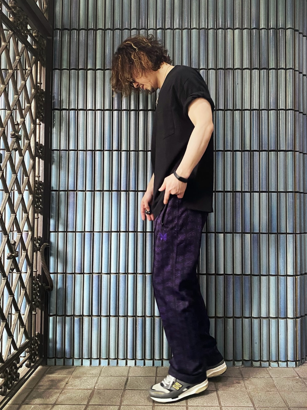 「シンプルコーデ、Tシャツ、無地T、NEEDLES、needles トラックパンツ、Needles ニードルズ、needles、ニードルス、ニードルストラックパンツ、ニードルズ、紫コーデ、柄パンツ、トラックパンツ、trackpants、きれいめカジュアル」｜「TRIALの綿100%BIG Tシャツ（Tシャツ/カットソー、ブラック系）」を使った、KEITA(ΦωΦ)さん（メンズ・182cm）の春コーディネートの1枚目の写真