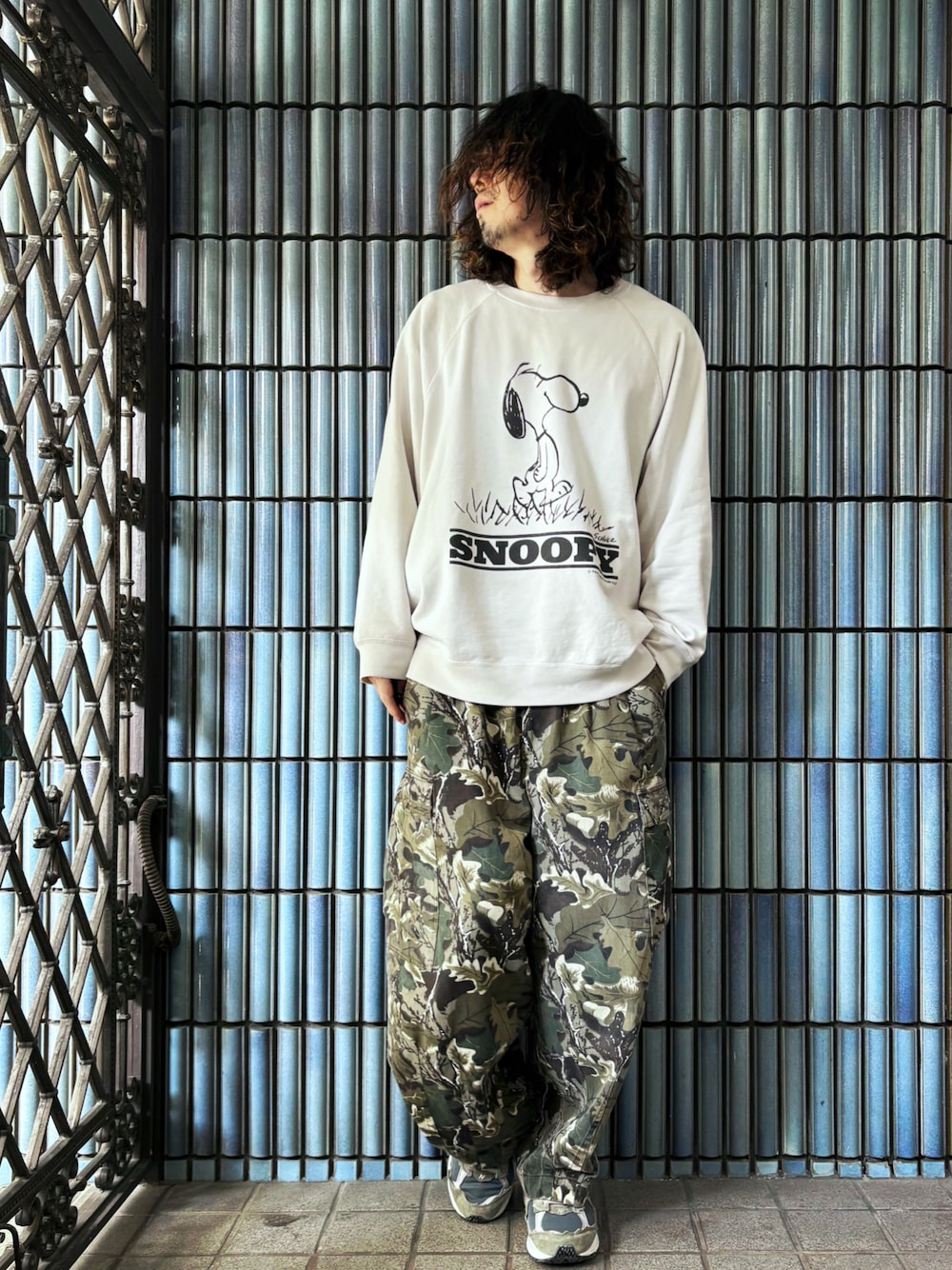 「最近のいい感じコーデ、大人カジュアル、古着MIX、ＳＮＯＯＰＹ、スヌーピー、スヌーピーT、カーゴパンツ、カーゴパンツコーデ、カモフラパンツ、迷彩パンツ、スウェット、スウェットコーデ、ヴィンテージスウェット、ピーナッツ、ピーナッツ(PEANUTS)」｜「UNIQLOのアイテム（スウェット、グレー系）」を使った、KEITA(ΦωΦ)さん（メンズ・182cm）の春コーディネートの1枚目の写真
