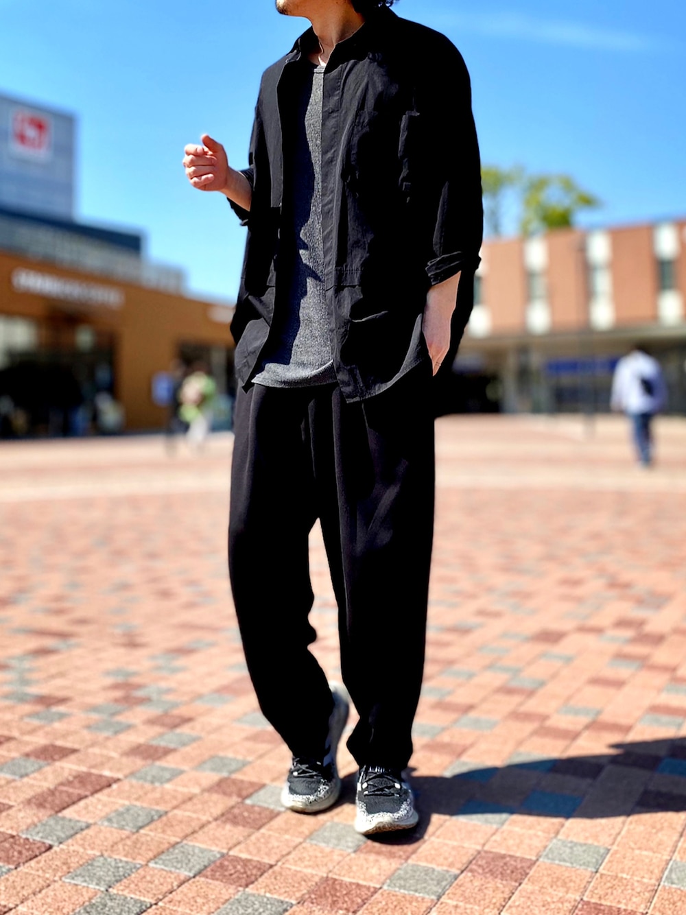 「FUDGEBOYのトラッドスタイル、ユニクロユー、ユニクロU、プラスJ、plusj、UNIQLO U、UNIQLO+J、モノトーンコーデ、スウェットギャザーパンツ、ワントーンコーデ、シャツコーデ、オールブラック、モード、モードストリート、オーバーサイズシャツ」｜「UNIQLOのスーピマコットン オーバーサイズシャツ(長袖)（シャツ/ブラウス、ブラック系）」を使った、KEITA(ΦωΦ)さん（メンズ・182cm）の春コーディネートの1枚目の写真