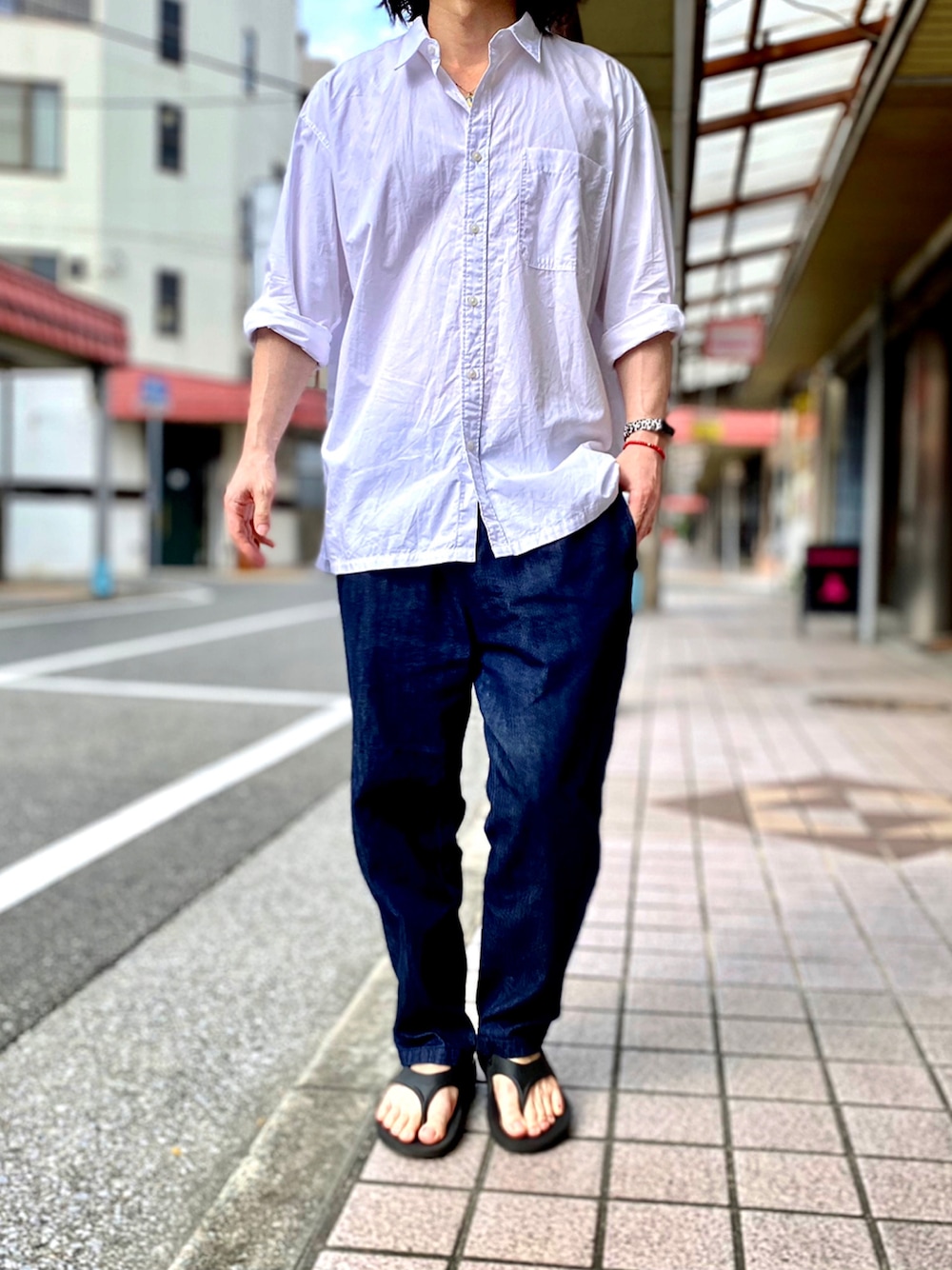 「白シャツ、だから秋服が好き、デニム、ワイドデニム、シェフパンツ、シャツスタイル、ユニクロ、JWANDERSON、GU、oofos、アメカジ、シャツコーデ、秋のコーデ、オーバーサイズ、オーバーサイズシャツ」｜「UNIQLOのエクストラファインコットンブロードオーバーサイズシャツ（長袖）（シャツ/ブラウス、ホワイト系）」を使った、KEITA(ΦωΦ)さん（メンズ・182cm）の秋コーディネートの1枚目の写真