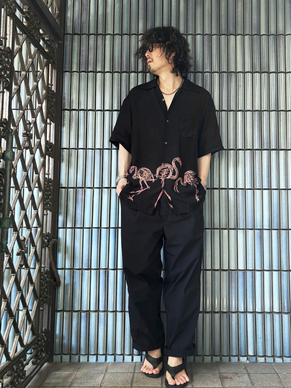 ブラック系のサンダル、ブラック系のシャツ/ブラウス、ブルー系のスラックスを着用したメンズの夏コーディネートの1枚目の写真