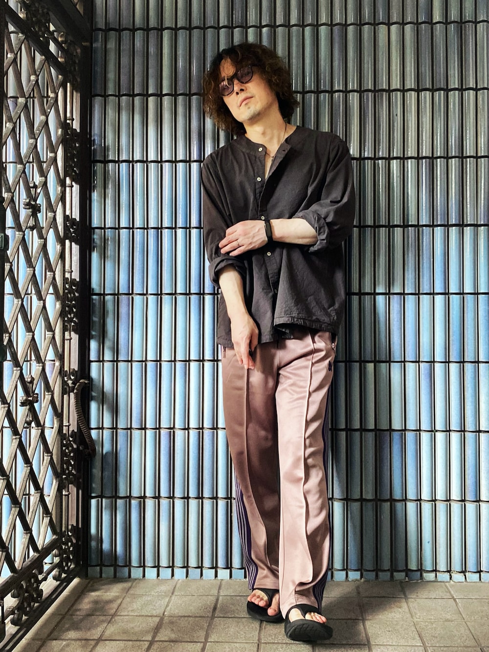 「アツいコーデ全部見せ、夏コーデ、シンプルスタイル、ファーマーズジャケット、ファーマーズシャツ、SEA BEES、NEEDLES、needles トラックパンツ、ニードルス、ニードルストラックパンツ、ニードルズ、oofos、ウーフォス、トラックパンツ、トラックパンツコーデ」｜「SEA BEESのアイテム（シャツ/ブラウス、グレー系）」を使った、KEITA(ΦωΦ)さん（メンズ・182cm）の夏コーディネートの1枚目の写真
