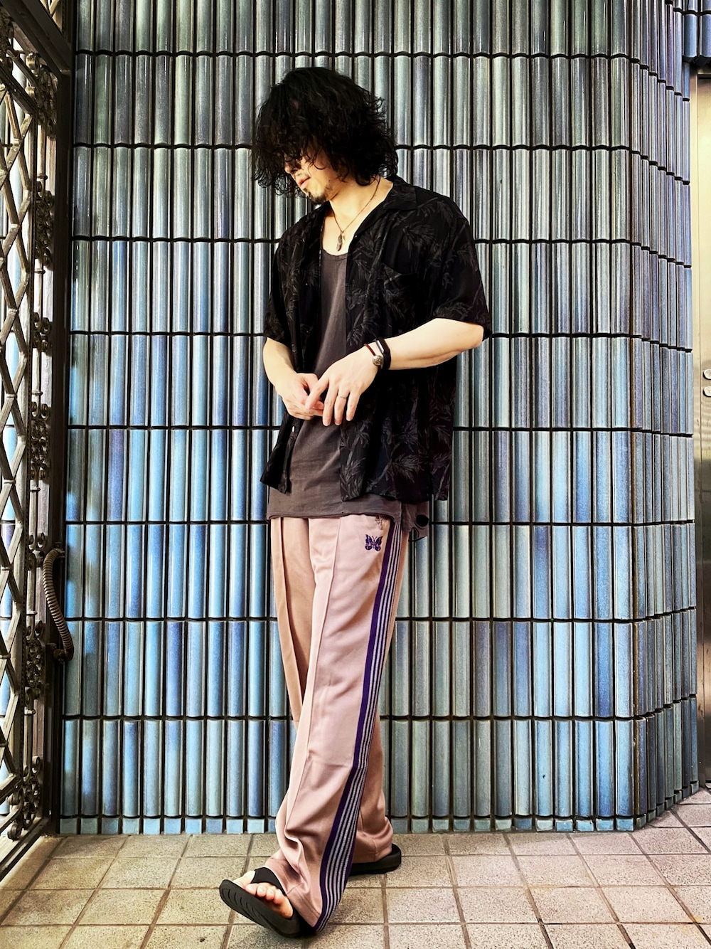 「アロハシャツ、トラックパンツ、ニードルス、ニードルズ、NEEDLES、needles トラックパンツ、JIGGYS SHOP、ラインパンツ、スポーツミックス、柄シャツ、柄パンツ、WEGO、oofos、タンクトップ、オープンカラーシャツ」｜「jiggys shopのアロハシャツ（シャツ/ブラウス、その他）」を使った、KEITA(ΦωΦ)さん（メンズ・182cm）の秋コーディネートの1枚目の写真