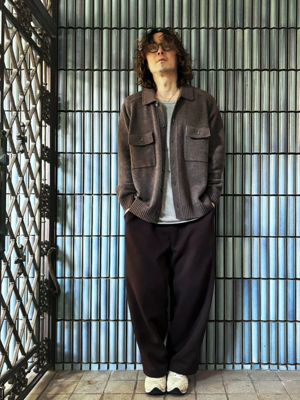 「プチプラ、UNIQLO、UNIQLO U、UNIQLOコーデ、UNIQLOU、UNIQLOC、ユニクロユー、ユニクロU、ユニクロC、スウェットワイドパンツ、ラムニットジャケット、ブラウンコーデ、スウェットパンツ、大人カジュアル、ブラウン」｜「UNIQLOのラムニットジャケット（ニット/セーター、ブラウン系）」を使った、KEITA(ΦωΦ)さん（メンズ・182cm）の冬コーディネートの1枚目の写真