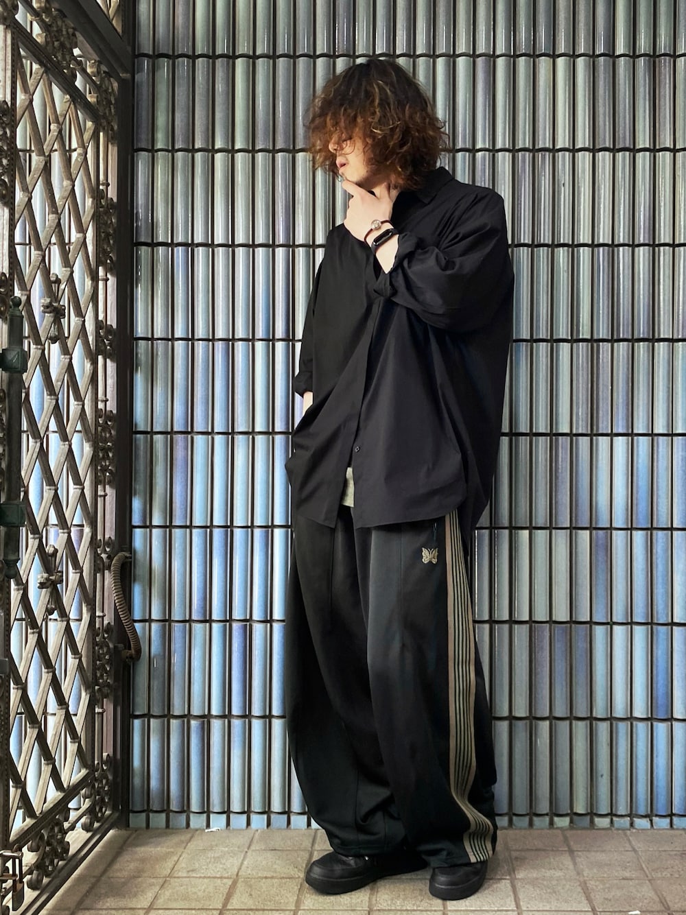 「NEEDLES、needles トラックパンツ、ニードルス、ニードルズ、トラックパンツ、ラインパンツ、オーバーサイズシャツ、ジャージ、ジャージーパンツ、スウェットパンツ、エアフォースワン、エアフォース1、AIR FORCE 1、ヒザデルパンツ、ヒザデルトラック」｜「GUのアイテム（シャツ/ブラウス、ブラック系）」を使った、KEITA(ΦωΦ)さん（メンズ・182cm）の春コーディネートの1枚目の写真