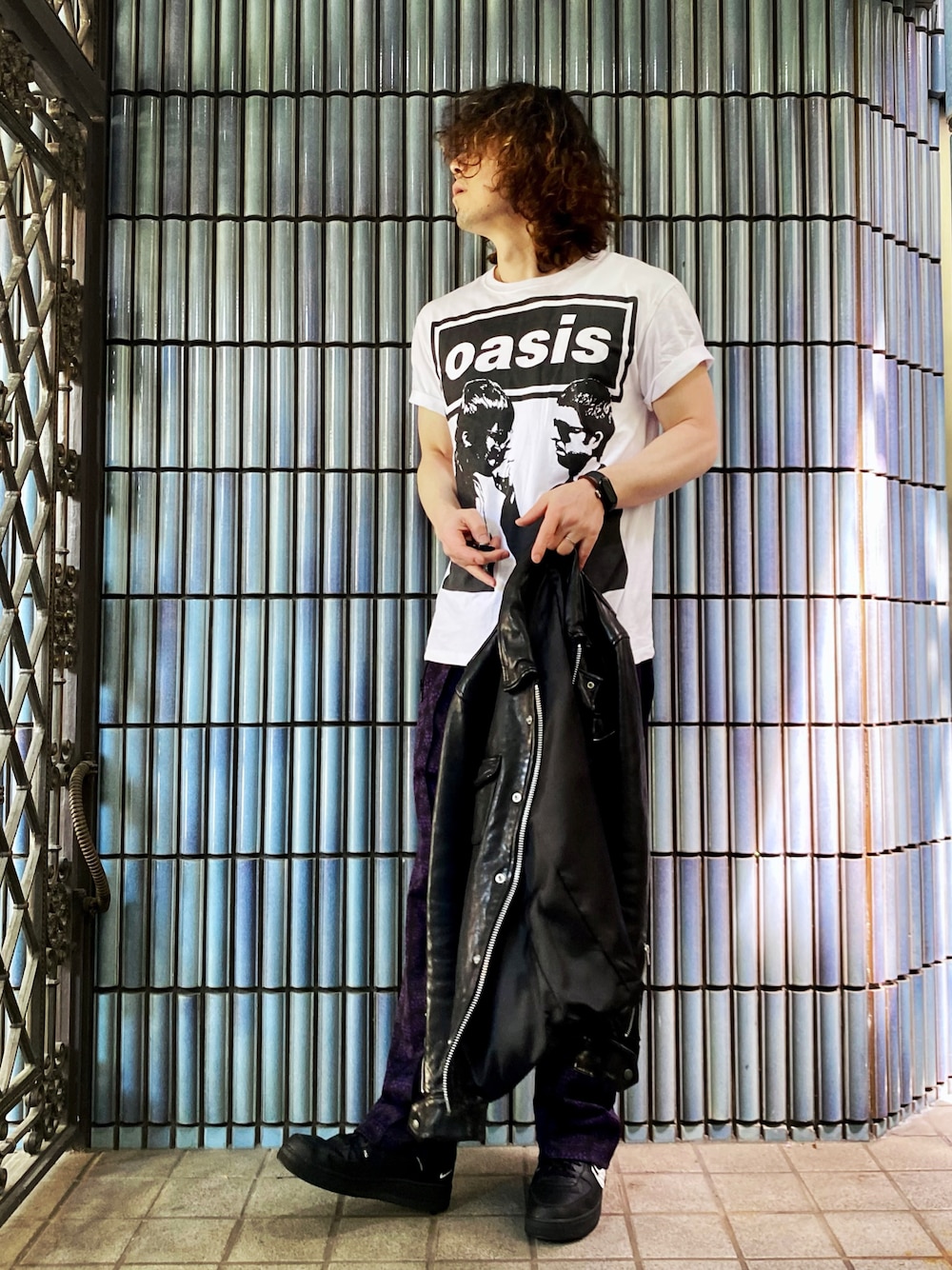 「オアシス、oasis、glamb、NEEDLES、needles トラックパンツ、ニードルス、ニードルズ、トラックパンツ、革ジャン、革ジャンコーデ、レザージャケット、バンドT、バンドTシャツ、エアフォースワン、エアフォース1」｜「VINTAGEのoasis Tシャツ（Tシャツ/カットソー、ホワイト系）」を使った、KEITA(ΦωΦ)さん（メンズ・182cm）の春コーディネートの1枚目の写真