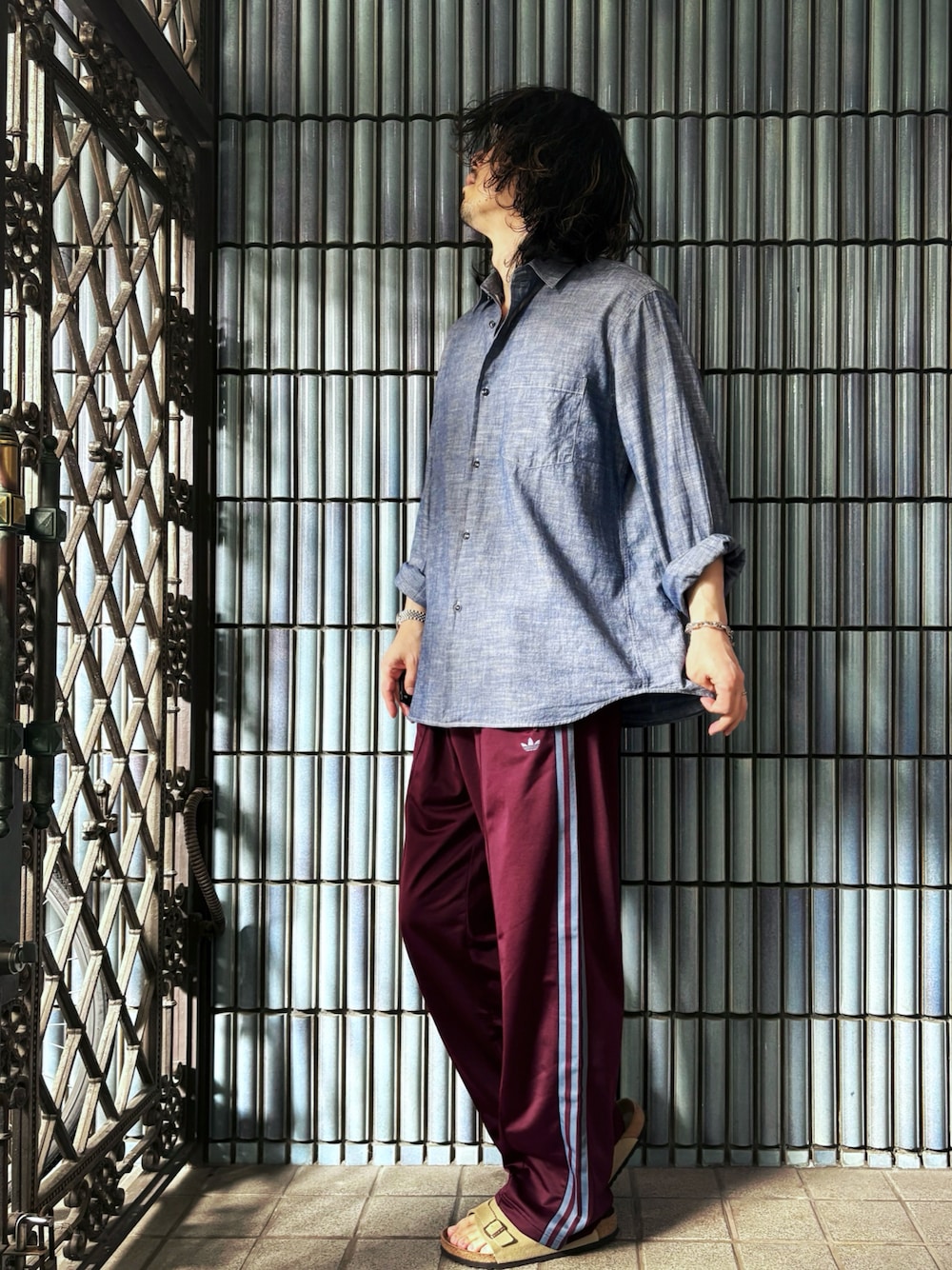 ブルー系のシャツ/ブラウス、ベージュ系のサンダル、レッド系のその他パンツを着用したメンズの秋コーディネートの1枚目の写真