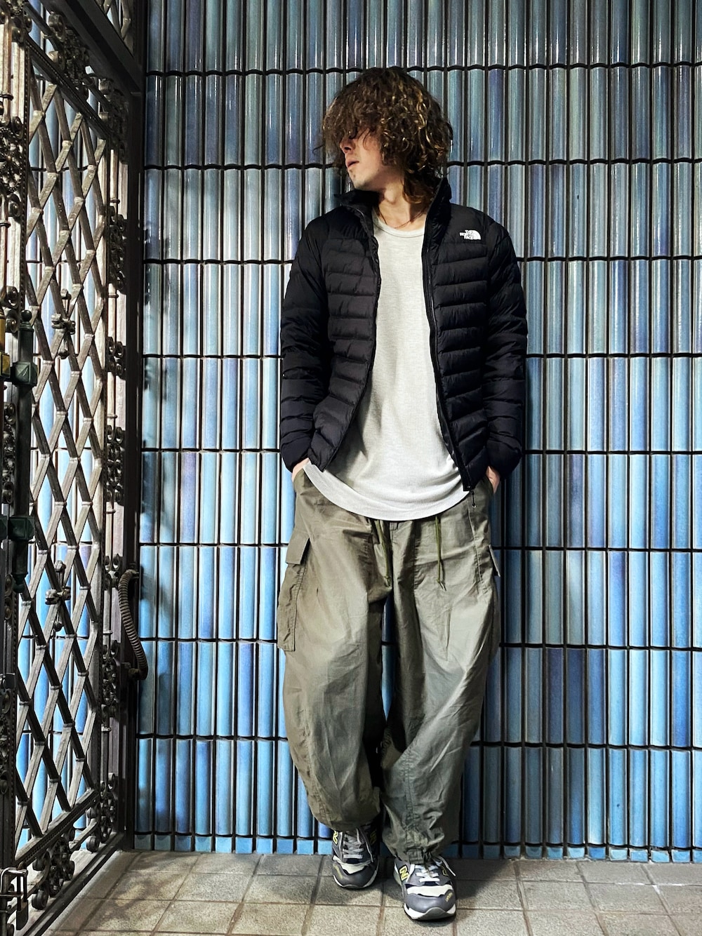 「冬を彩る色いろコーデ、サンダージャケット、ノースフェイス、THE NORTH FACE、NEEDLES、ニードルス、ニードルズ、ヒザデルパンツ、カーゴパンツ、カーゴパンツコーデ、インナーダウン、カーキ、カーキパンツ、モノマート、MONO-MART」｜「THE NORTH FACEのThunder Jacket（ダウンジャケット/コート、ブラック系）」を使った、KEITA(ΦωΦ)さん（メンズ・182cm）の冬コーディネートの1枚目の写真