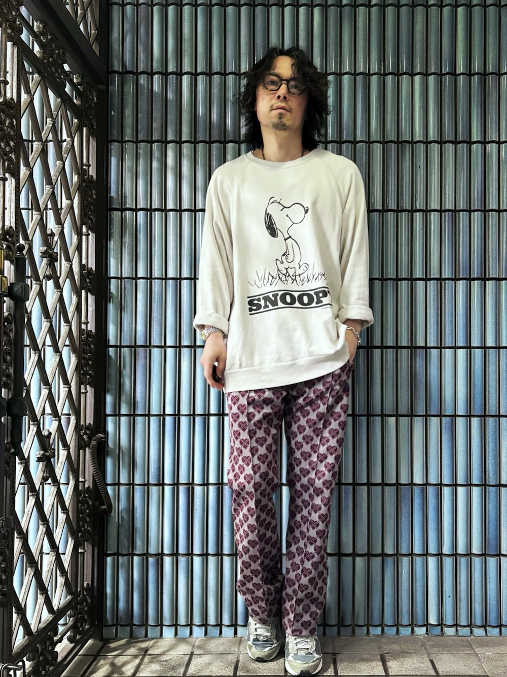 「アメカジ、スポーツミックス、白Tシャツ、スヌーピー、スヌーピーT、SNOOPY、ＳＮＯＯＰＹ、NEEDLES、needles トラックパンツ、ニードルス、ニードルストラックパンツ、ニードルズ、トラックパンツ、柄パンツ、スウェット」｜「UNIQLOのアイテム（スウェット、グレー系）」を使った、KEITA(ΦωΦ)さん（メンズ・182cm）の春コーディネートの1枚目の写真
