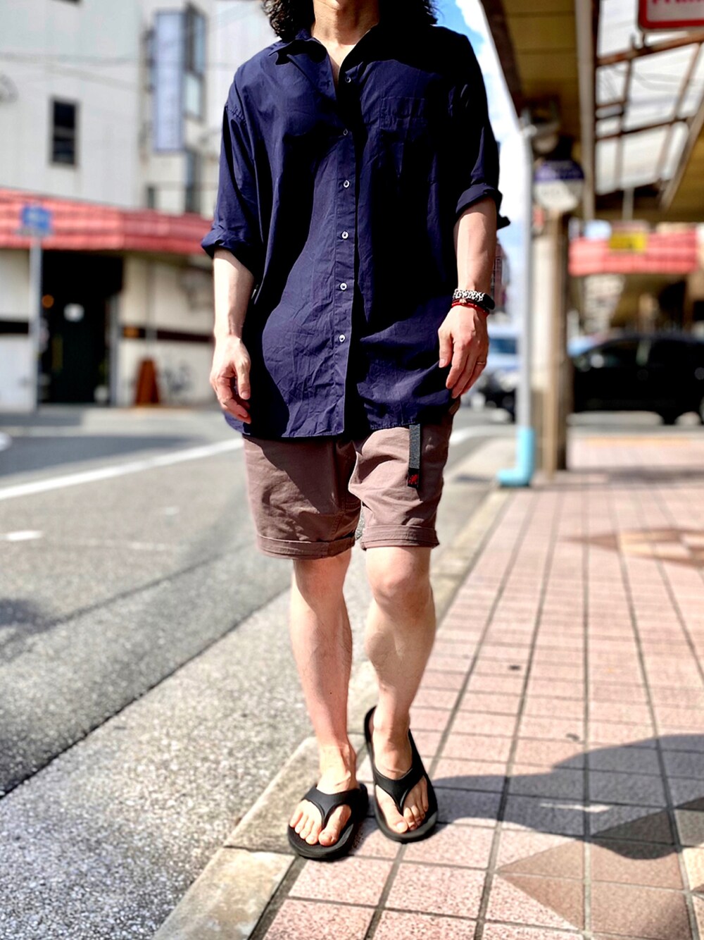 ブルー系のシャツ/ブラウス、ブラウン系のその他パンツ、ブラック系のサンダルを着用したメンズの夏コーディネートの1枚目の写真