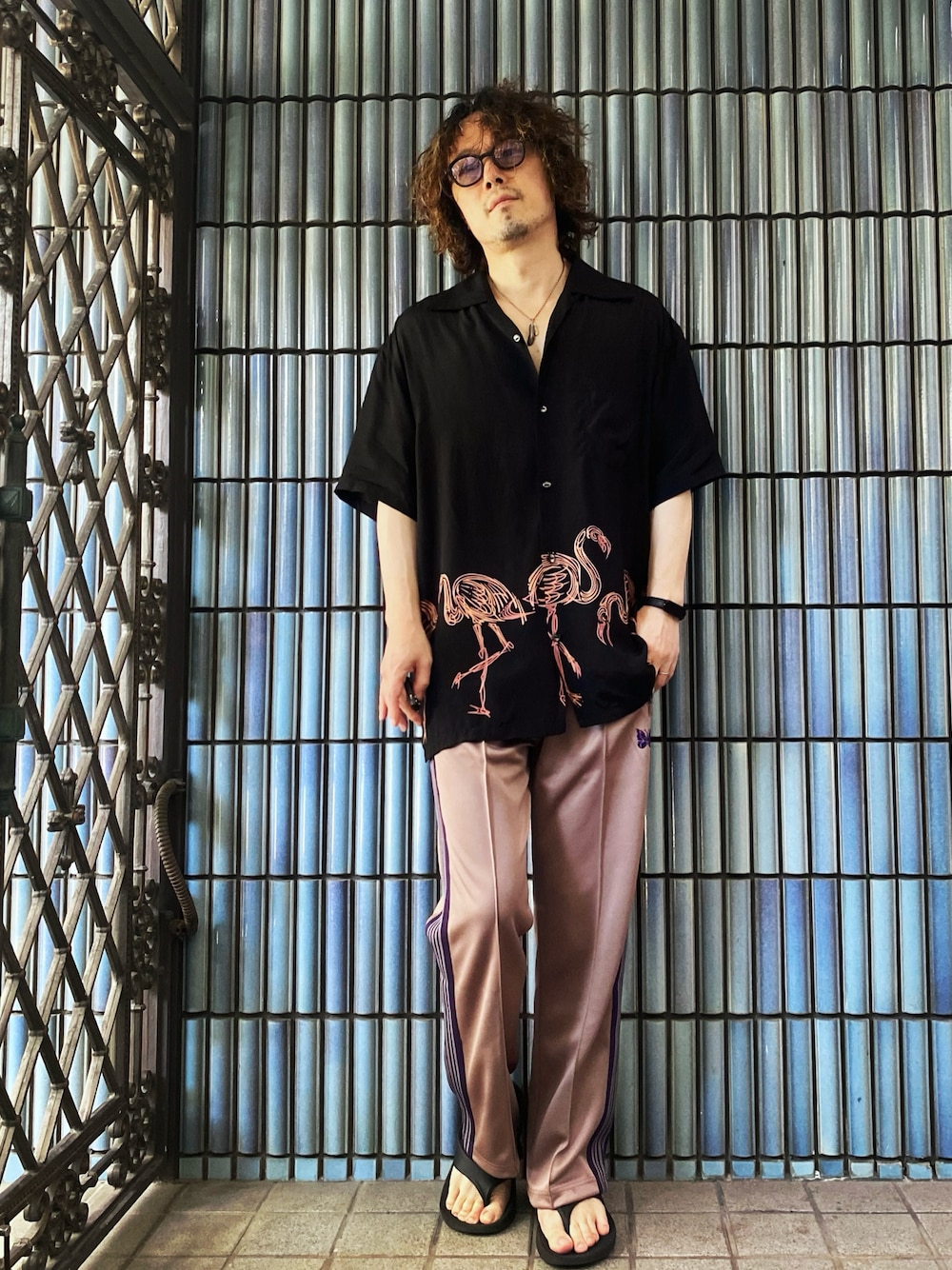 「秋コーデ、フラミンゴ、アロハシャツ、アロハシャツコーデ、アロハブロッサム、alohablossom、NEEDLES、needles トラックパンツ、ニードルス、ニードルストラックパンツ、ニードルズ、ウーフォス、oofos、ピンクコーデ、シンプルコーデ」｜「aloha blossomのアイテム（シャツ/ブラウス、ブラック系）」を使った、KEITA(ΦωΦ)さん（メンズ・182cm）の秋コーディネートの1枚目の写真