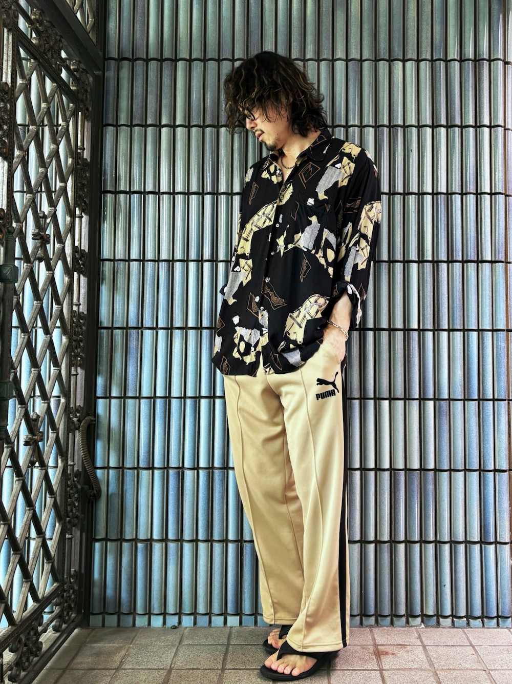 ブラック系のサンダル、ベージュ系のその他パンツ、ブラック系のシャツ/ブラウスを着用したメンズの夏コーディネートの1枚目の写真