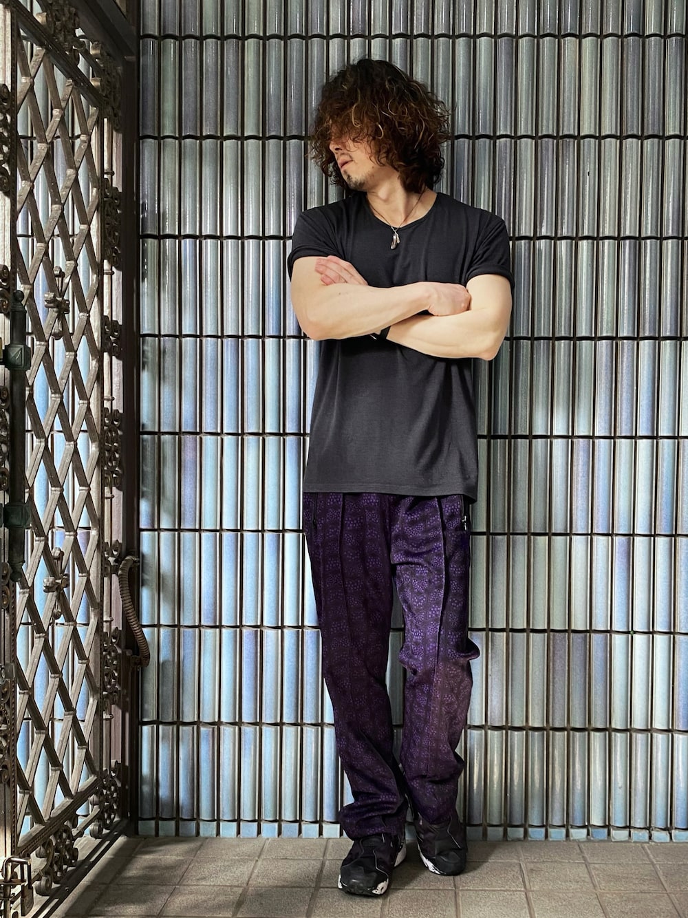 「NEEDLES、needles トラックパンツ、ニードルス、ニードルズ、トラックパンツ、Roshell、ポンプフューリー、スウェットパンツ、ジャージーパンツ、reebok、JIGGYS SHOP、無地T、紫パンツ、パープルコーデ、パープル」｜「Needlesのアイテム（その他パンツ、パープル系）」を使った、KEITA(ΦωΦ)さん（メンズ・182cm）の春コーディネートの1枚目の写真