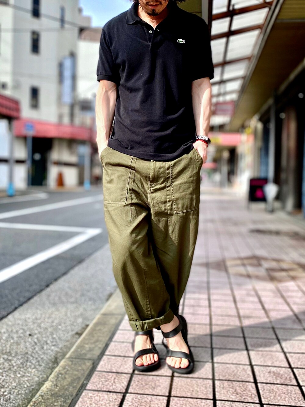 「ミリタリー、LACOSTE、カーゴパンツ、ワイドパンツ、ベイカーパンツ、military、ポロシャツ、ワークパンツ、ラコステ、ミリタリーパンツ、スポーツサンダル、ikka、teva、ラコステ(LACOSTE)、リカバリーサンダル」｜「LACOSTEの【LACOSTE / ラコステ】2 PLY REGULAR PIQUE（ポロシャツ、ブラック系）」を使った、KEITA(ΦωΦ)さん（メンズ・182cm）の秋コーディネートの1枚目の写真