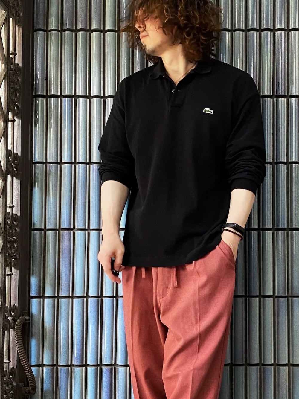 「このスタイルがお気に入り、ラコステ、ラコステ(LACOSTE)、LACOSTE、ポロシャツ、ポロシャツコーデ、長袖ポロシャツ、LEE、Lee、スタプレ、ピンク、ピンクコーデ、ピンクパンツ、オレンジパンツ、赤パンツ」｜「LACOSTEの【別注】 ＜LACOSTE（ラコステ）＞ WIDE LONG SLEEVE POLOSHIRTS/ポロシャツ ◆（ポロシャツ、ブラック系）」を使った、KEITA(ΦωΦ)さん（メンズ・182cm）の夏コーディネートの1枚目の写真