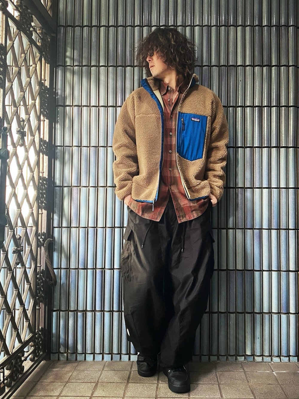 「パタゴニア、パタゴニアレトロX、patagonia、patagoniaのフリース、Patagoniaレトロx、レトロX、retro X、NEEDLES、ニードルス、ニードルズ、ヒザデルパンツ、カーゴパンツ、カーゴパンツコーデ、チェックシャツ、柄シャツ」｜「patagoniaのメンズ・クラシック・レトロX・ジャケット（ブルゾン、ゴールド系）」を使った、KEITA(ΦωΦ)さん（メンズ・182cm）の冬コーディネートの1枚目の写真
